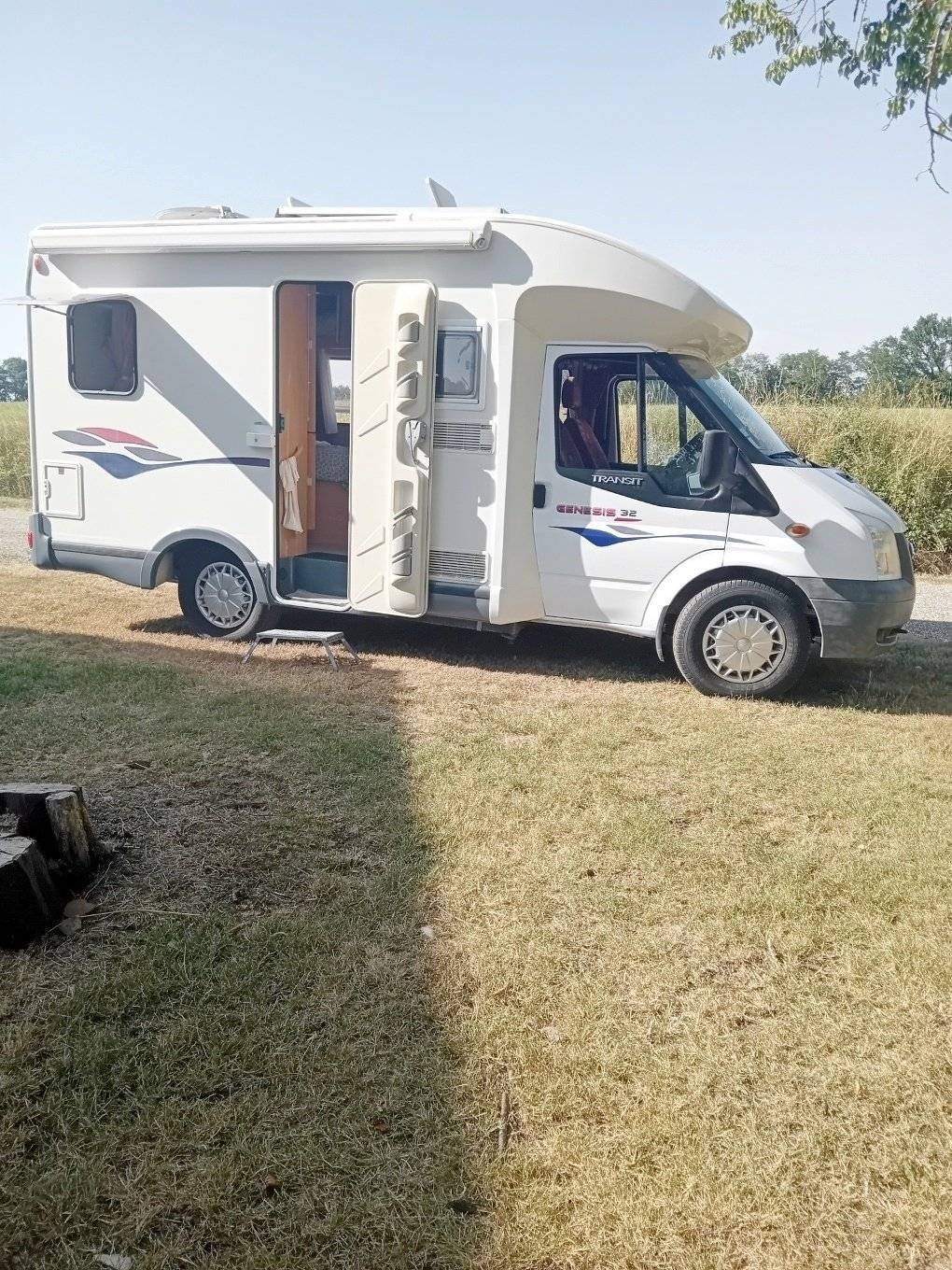 Front view from 3/4 Ford - Yescapa