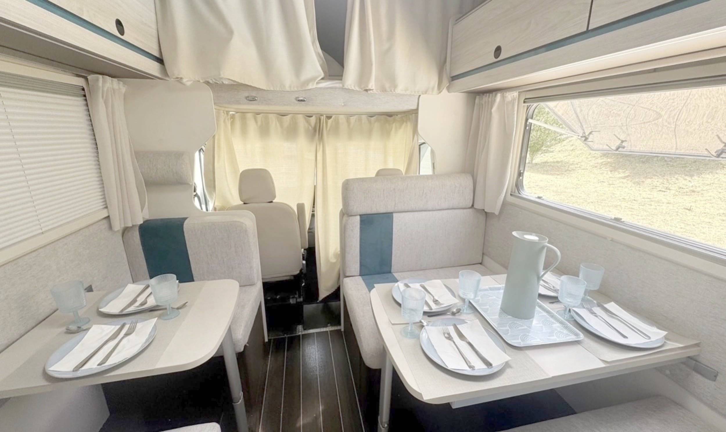 Dining Area Ford Transit 2,2 l TDCi 110 ch. - Yescapa