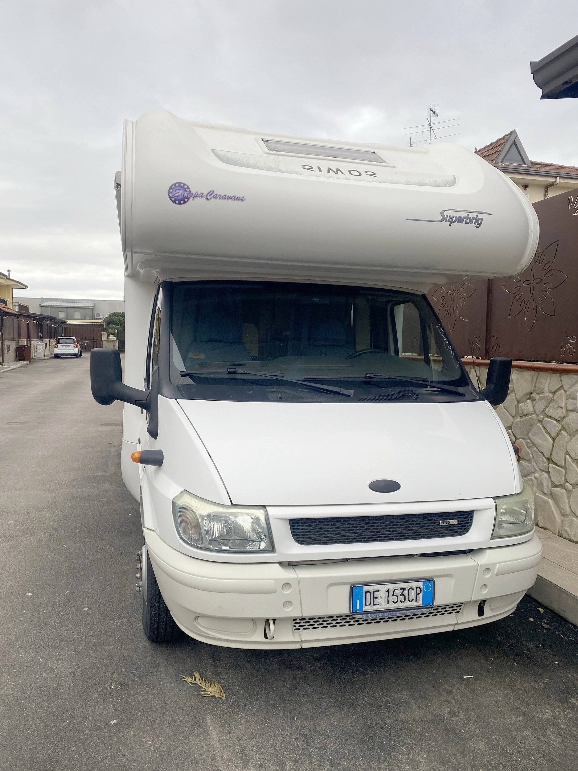 Voorkant 3/4 Ford Transit 2,4 l 140 ch - Yescapa