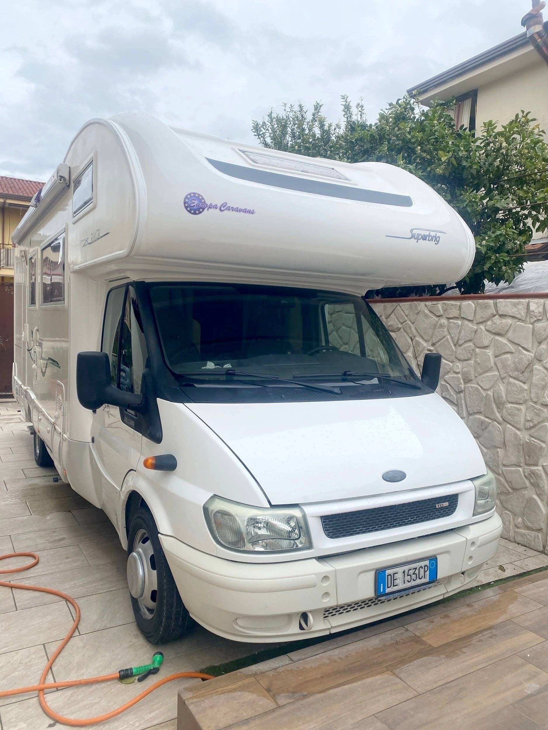 schräge Vorderansicht Ford Transit 2,4 l 140 ch - Yescapa