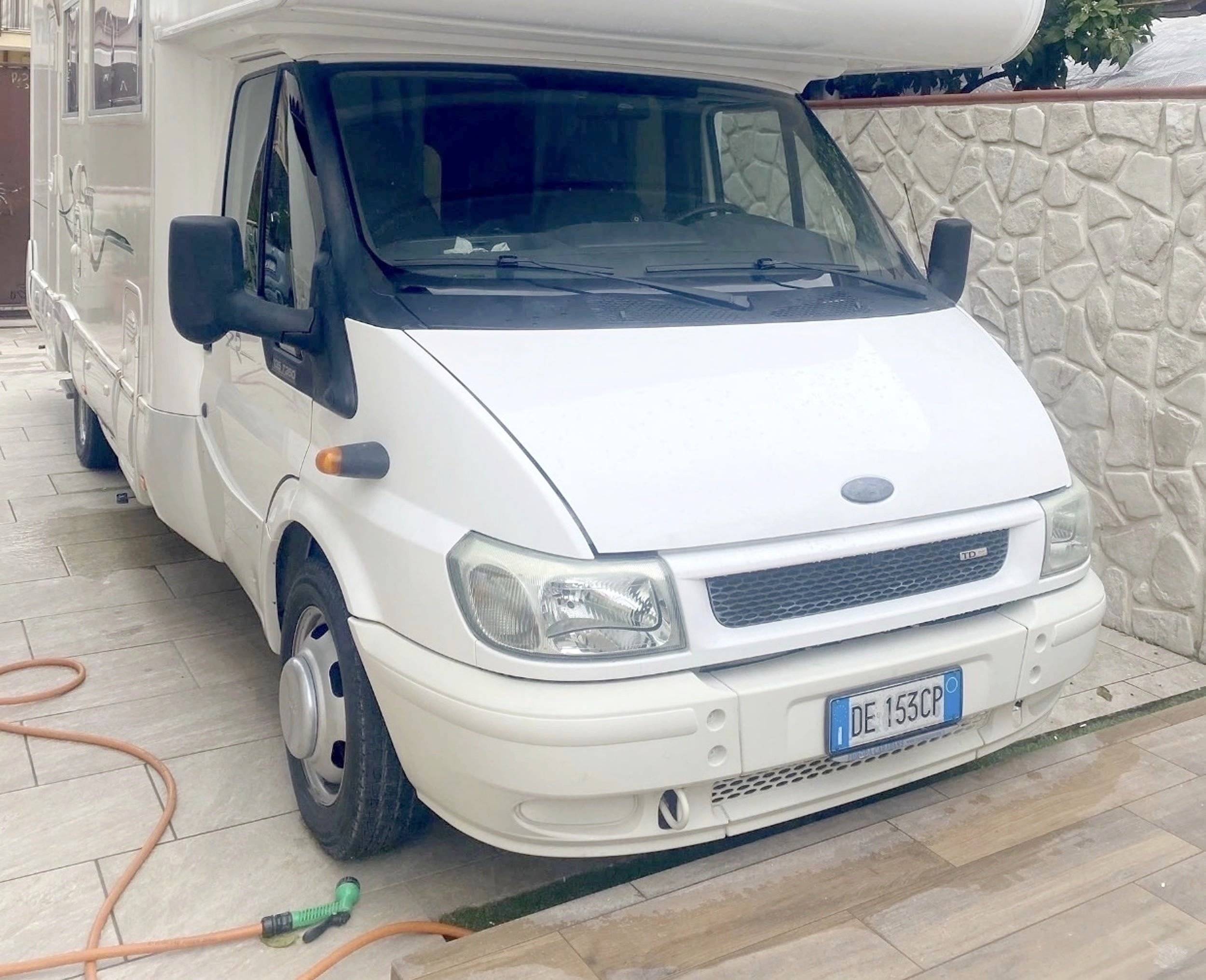 schräge Vorderansicht Ford Transit 2,4 l 140 ch - Yescapa