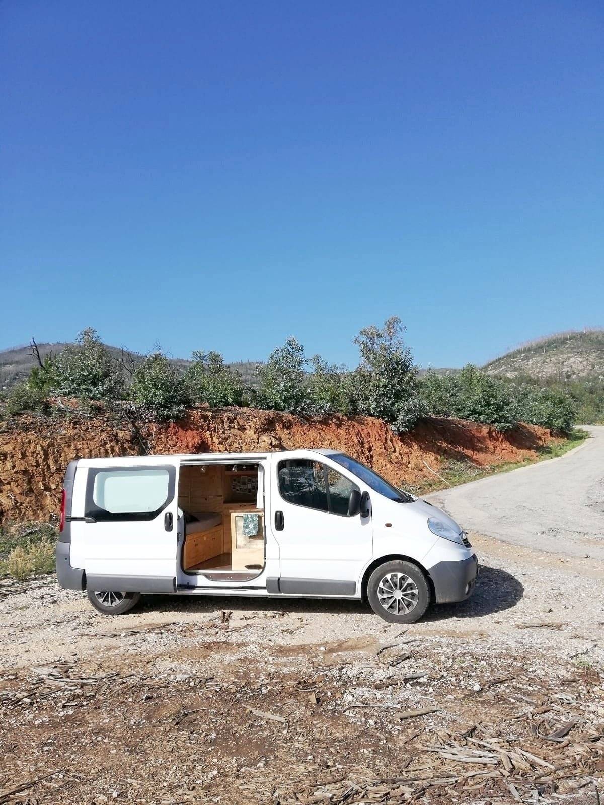 Front view from 3/4 Opel opel vivaro L2H1 - Yescapa