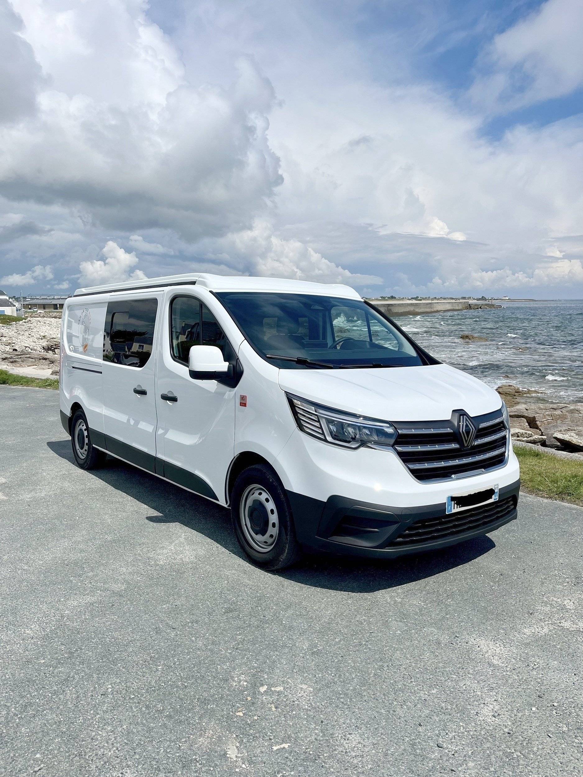 van on the road RENAULT TRUCK TRAFIC III 2.0l 150