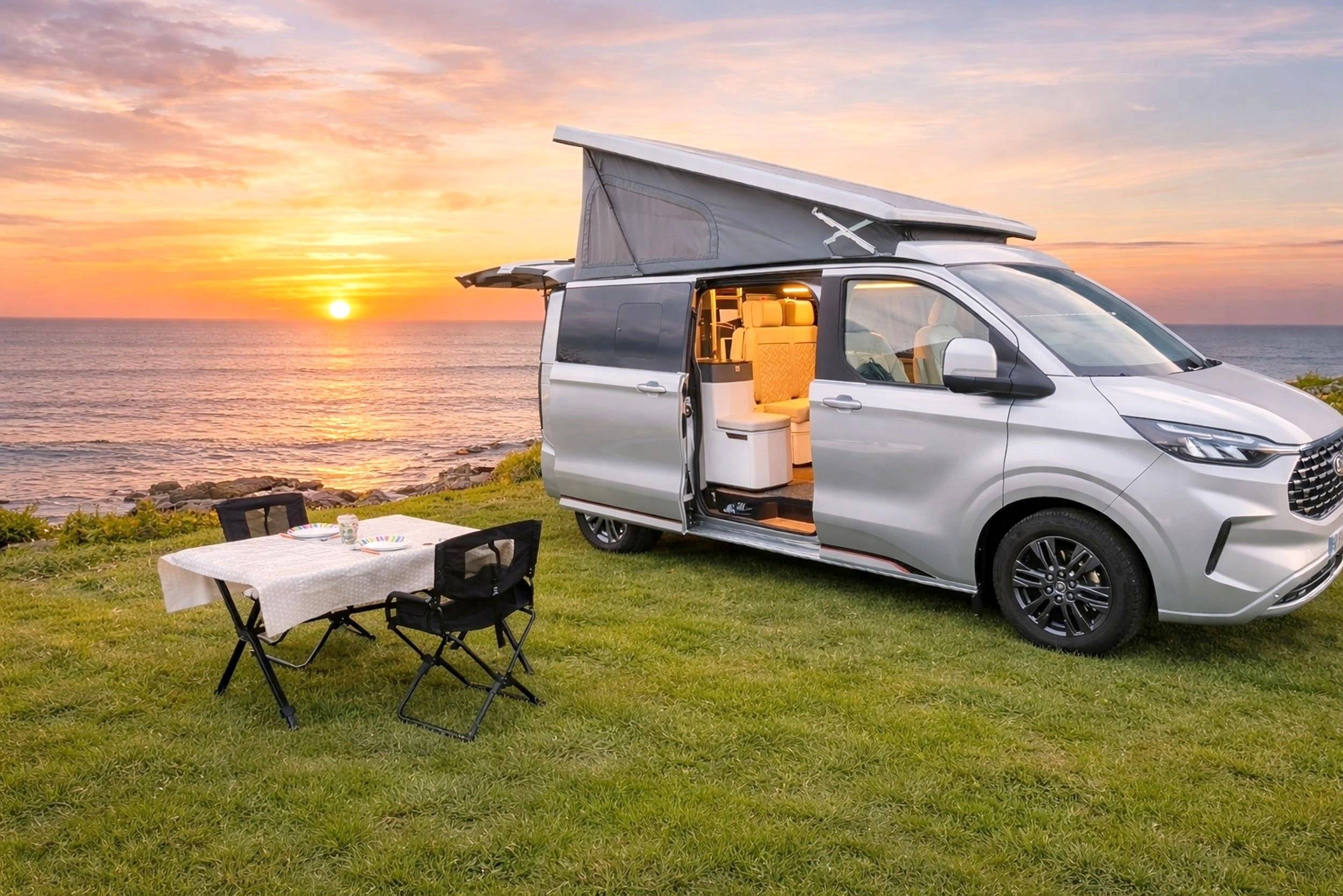 Vue avant de 3/4 Ford Custom 2,0 l 130 ch - Yescapa