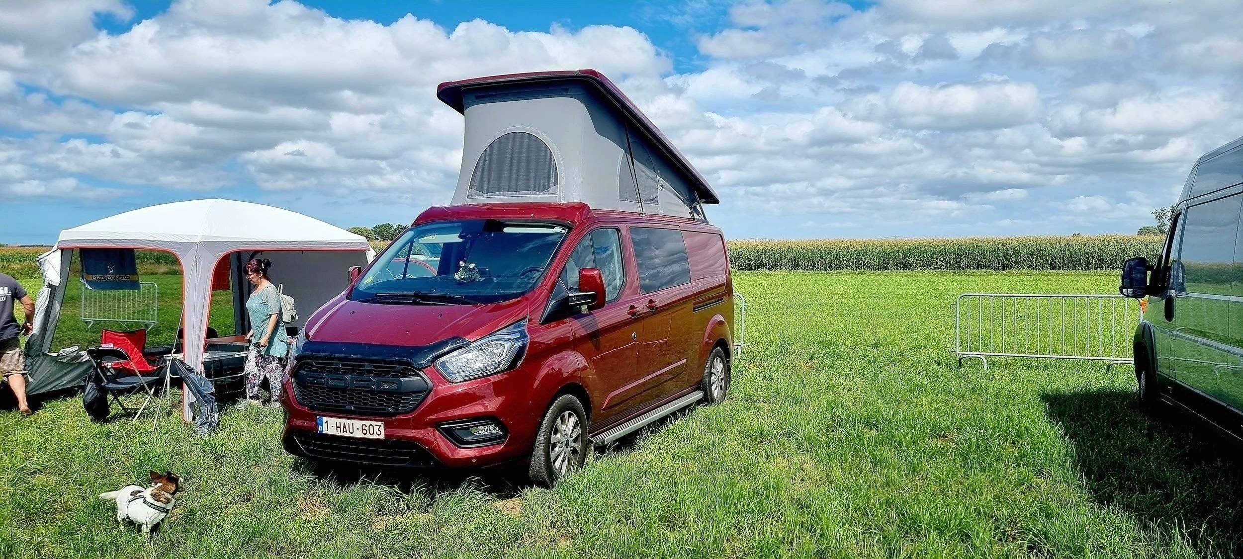 Vue avant de 3/4 Ford Custom 2,0 l 130 ch - Yescapa