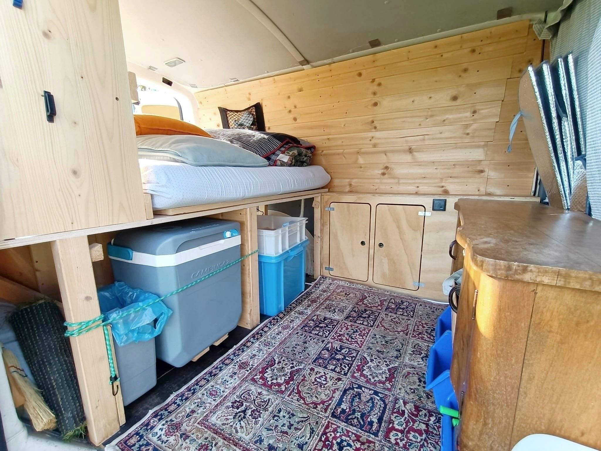 Dining Area Volkswagen Transporter T5 - Yescapa