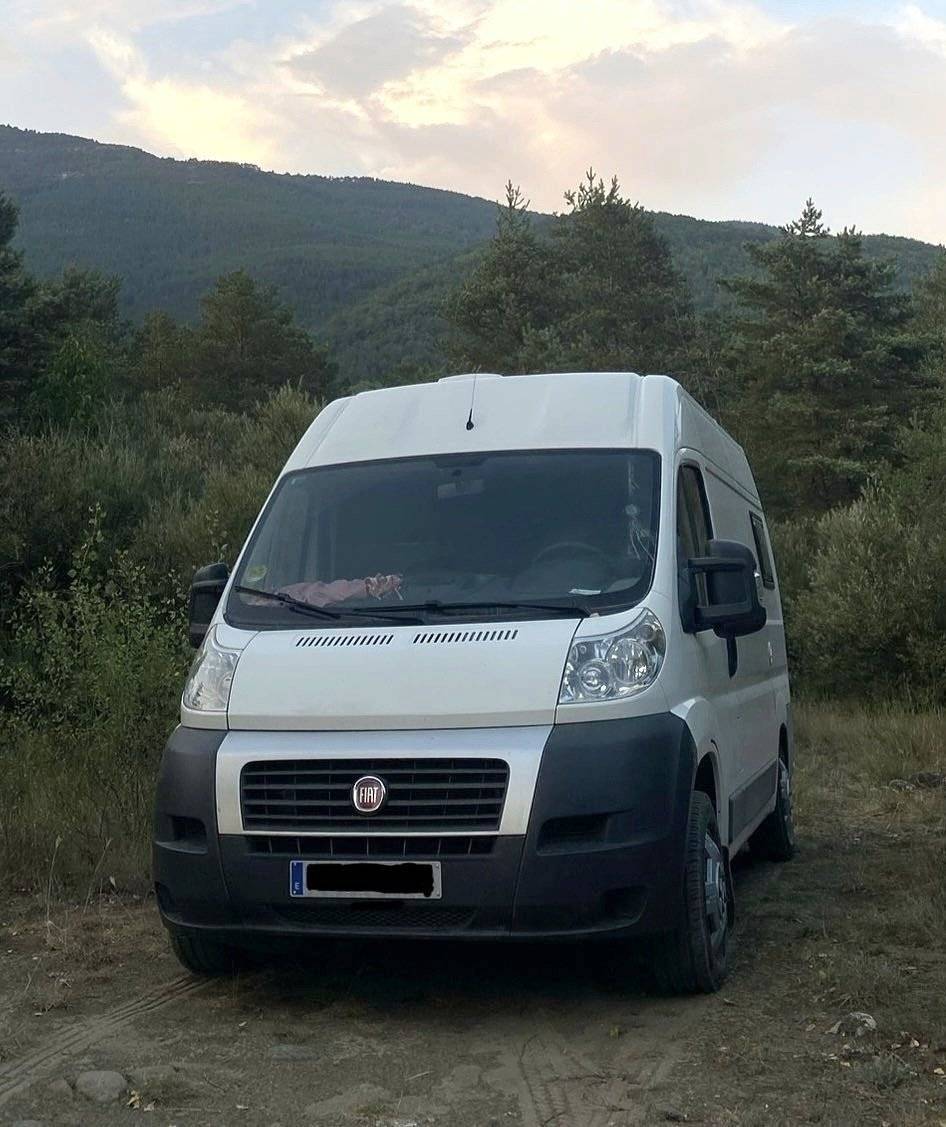 Front view from 3/4 Fiat Ducato 120 Multijet - Yescapa