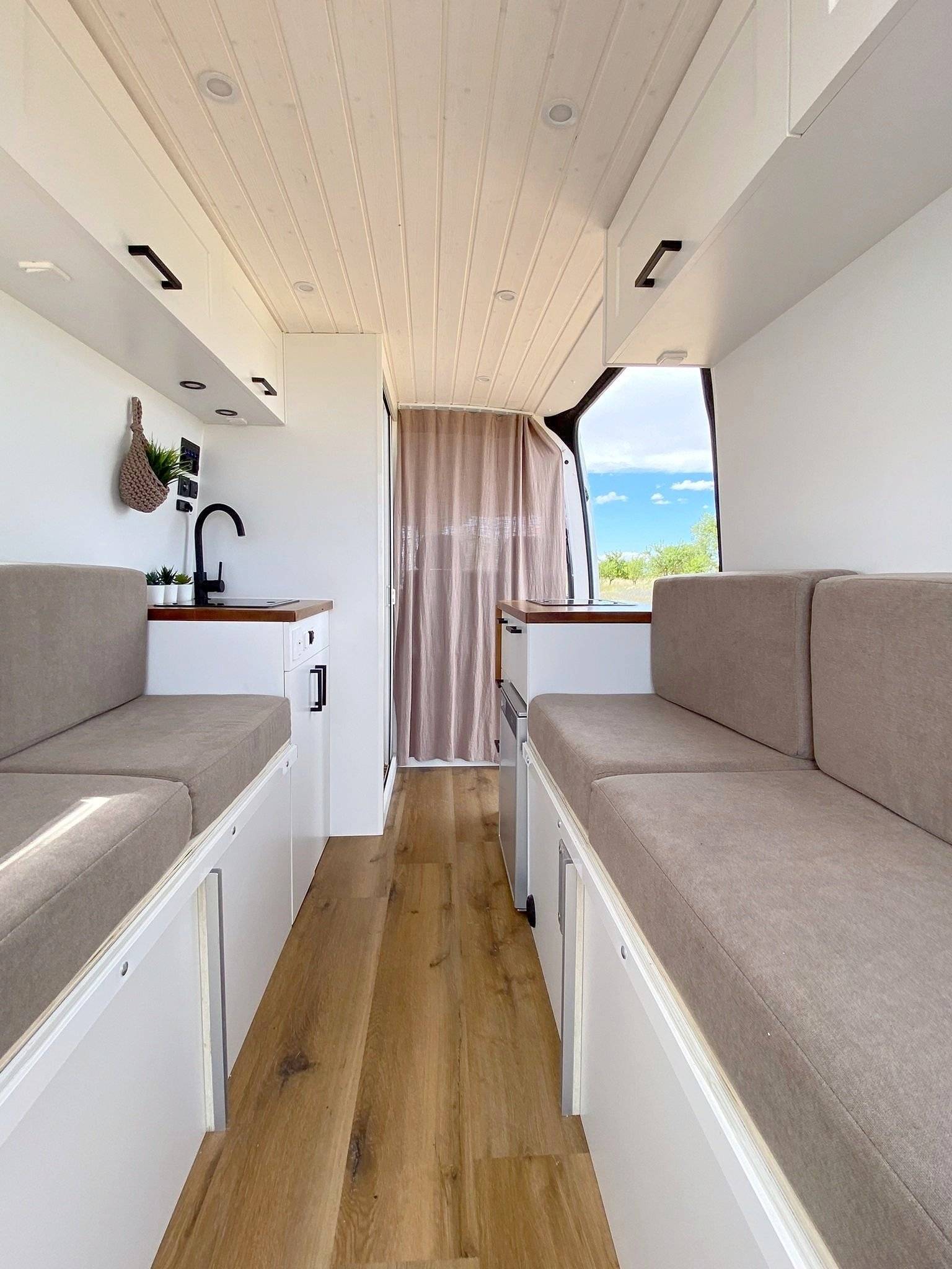Dining Area Mercedes Sprinter 2,15 l 115 ch - Yescapa