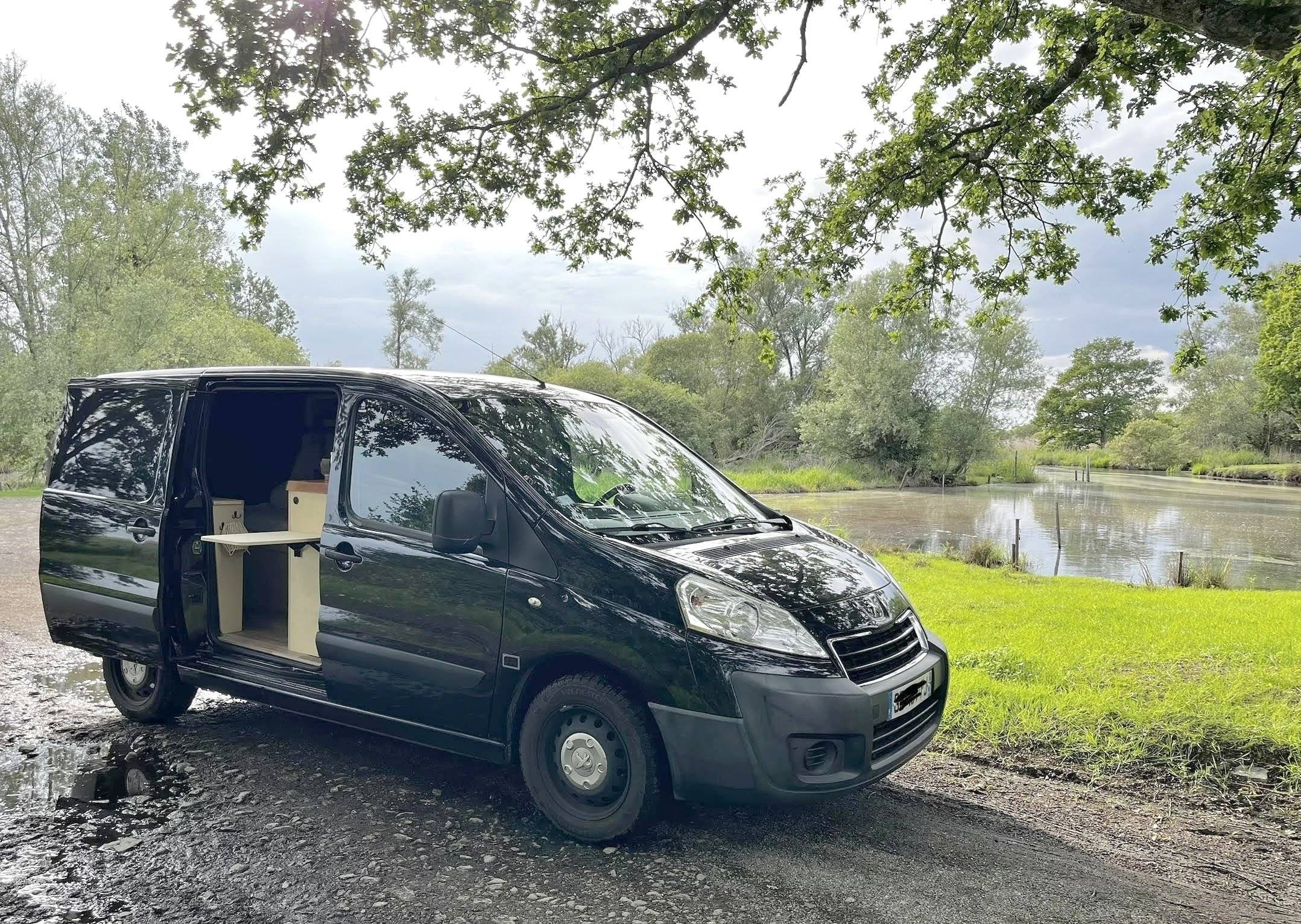 Vista del vehicle angle davanter Peugeot Expert - Yescapa