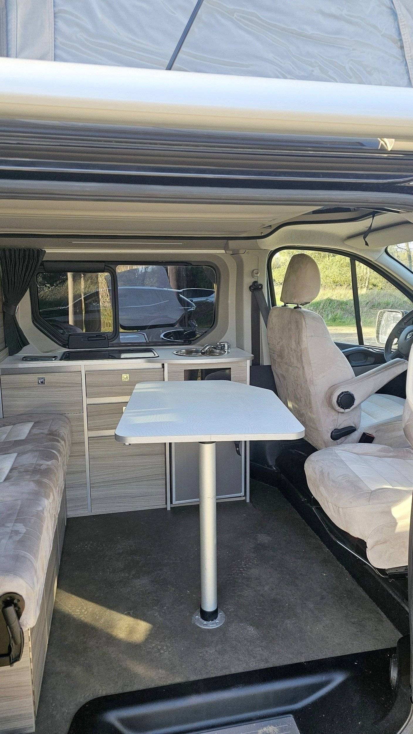 Dining Area Renault - Yescapa