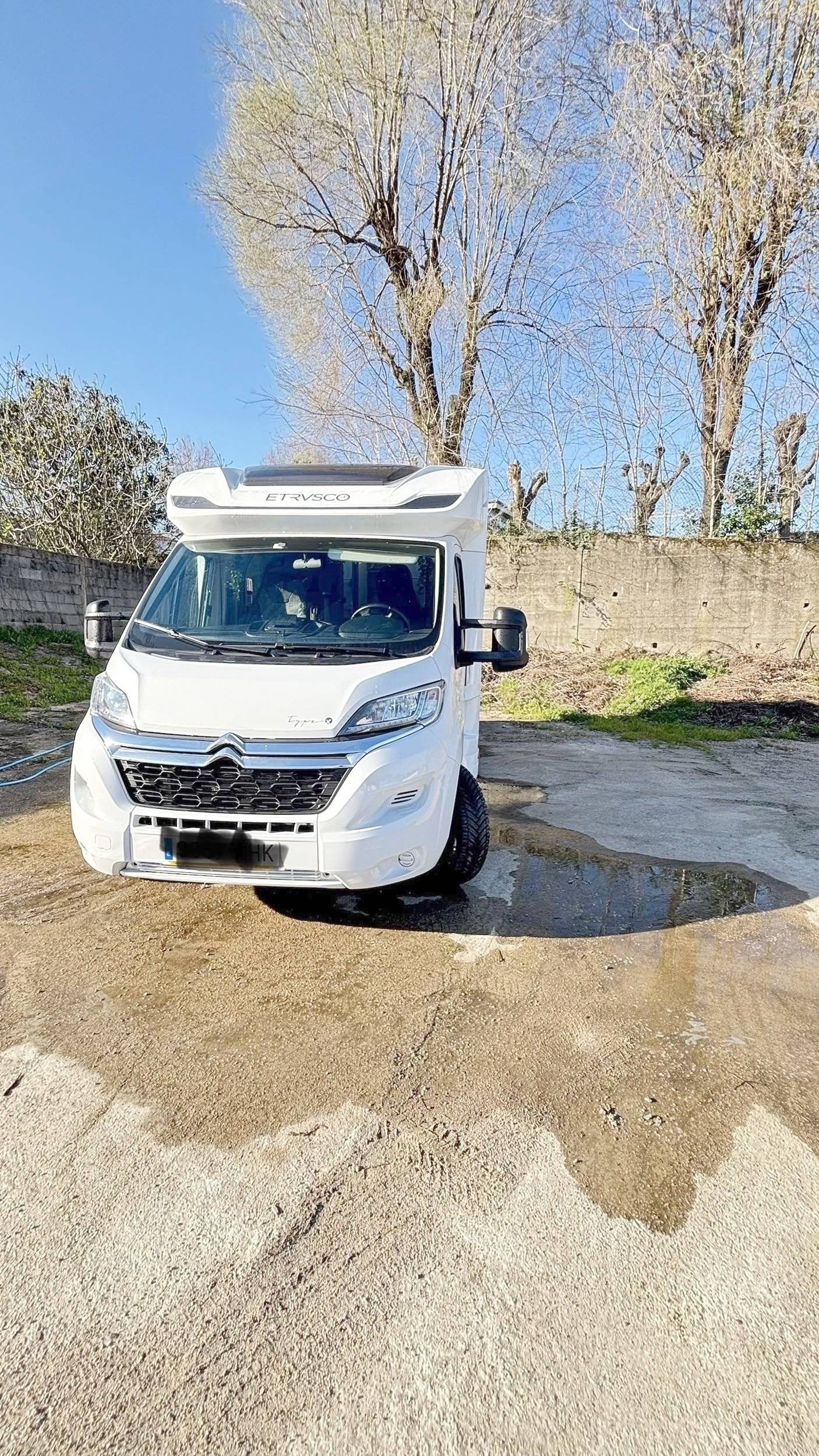 schräge Vorderansicht Citroën 2.2L 140CV - Yescapa