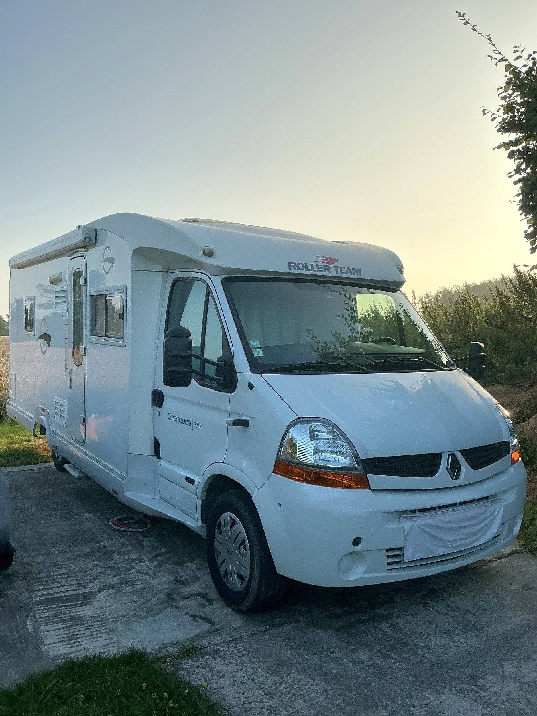 Vue avant de 3/4 Renault Master 2,5 l dCi 120 ch. - Yescapa