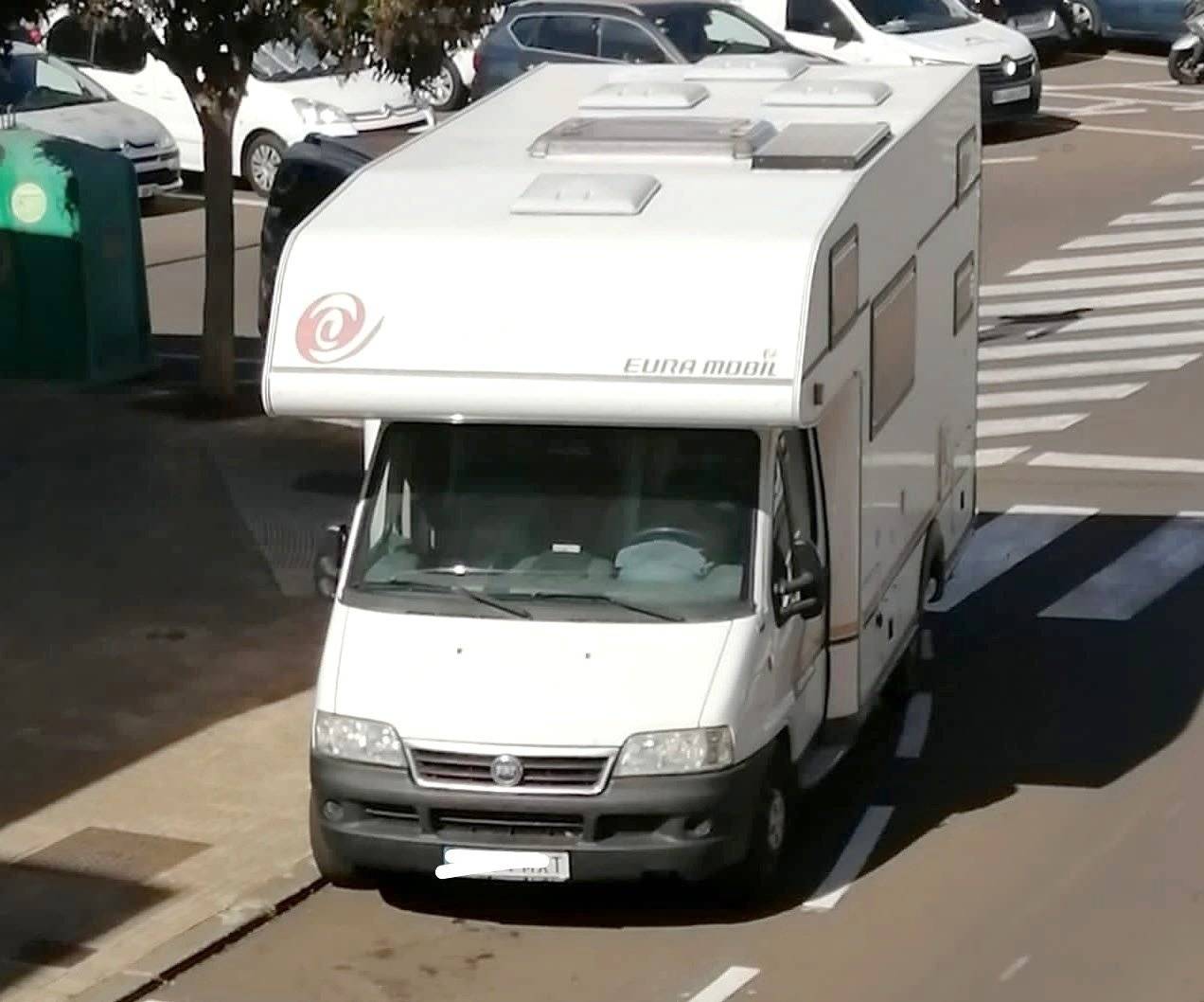 Vista frontale a ¾  - Yescapa