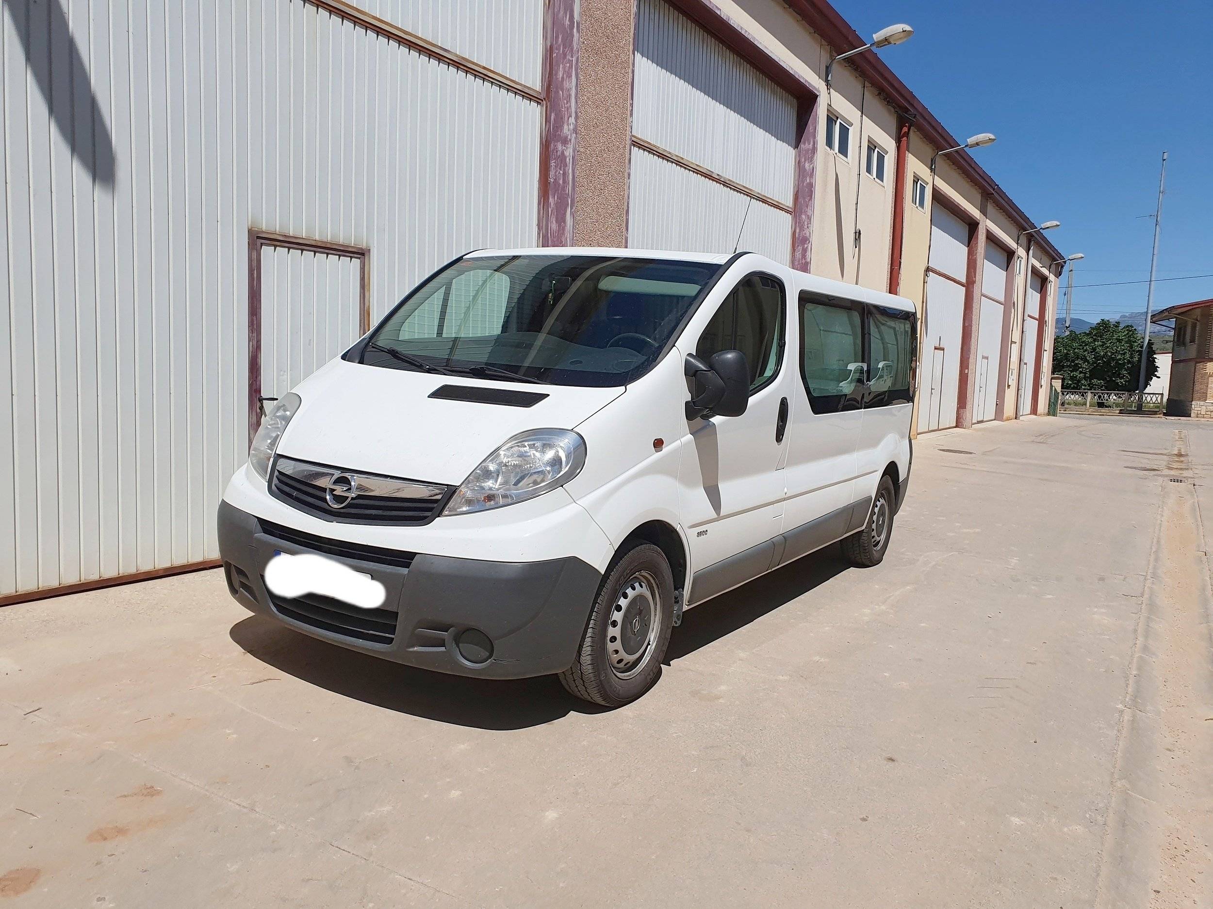 Vue avant de 3/4 Opel Vivaro Long V7 1,6 l 140 ch - Yescapa