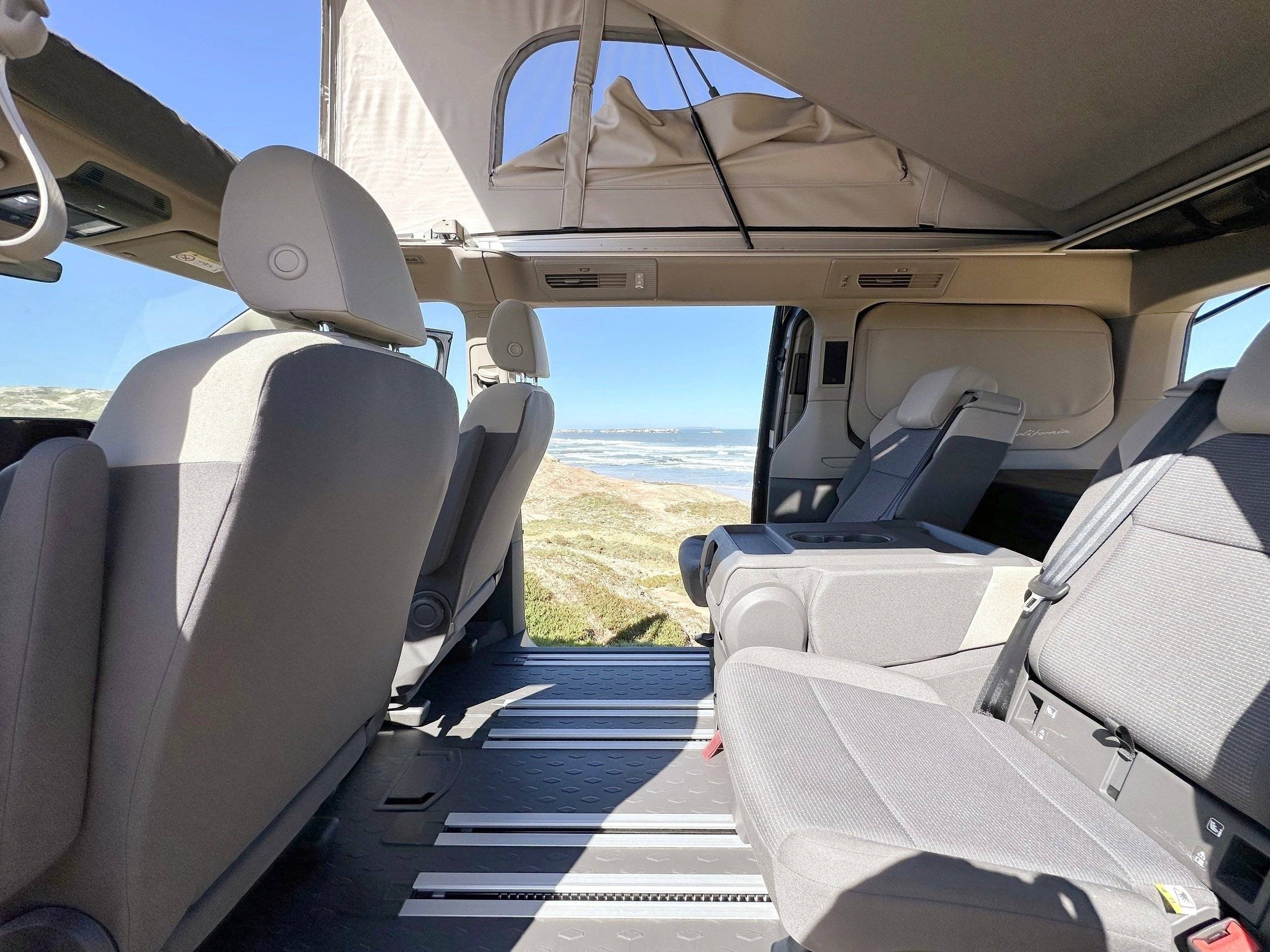 Dining Area Volkswagen VOLKSWAGEN T7 CALIFORNIA COAST - Yescapa