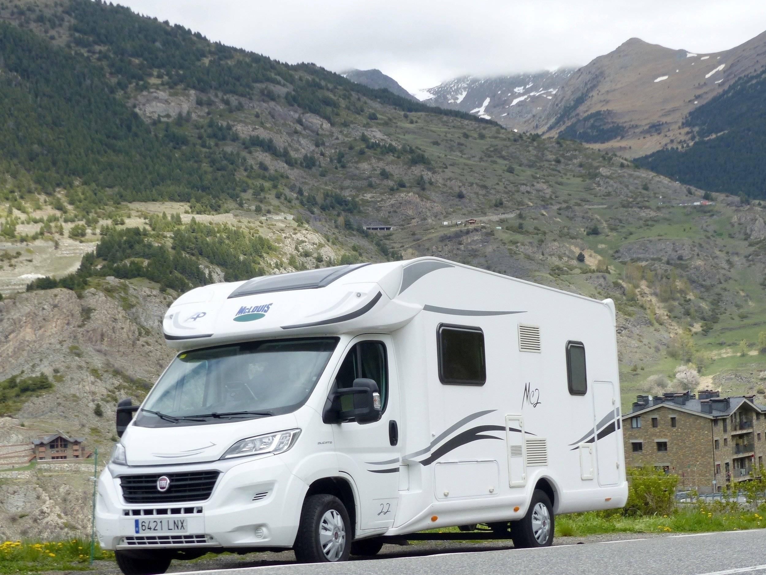 schräge Vorderansicht Fiat 2,3 l 130 ch - Yescapa