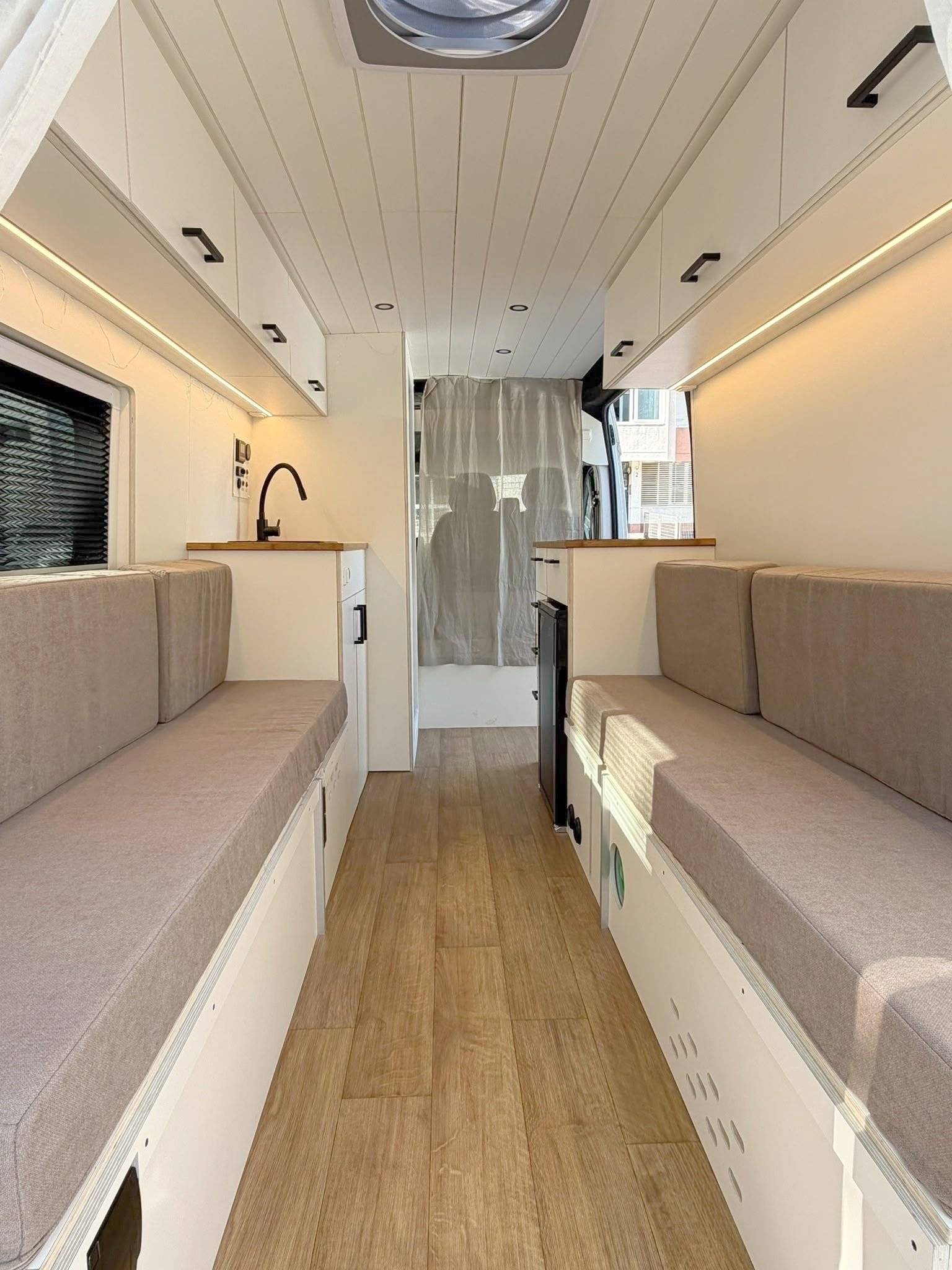 Front view from 3/4 Peugeot Boxer 2,2 l 130 ch - Yescapa