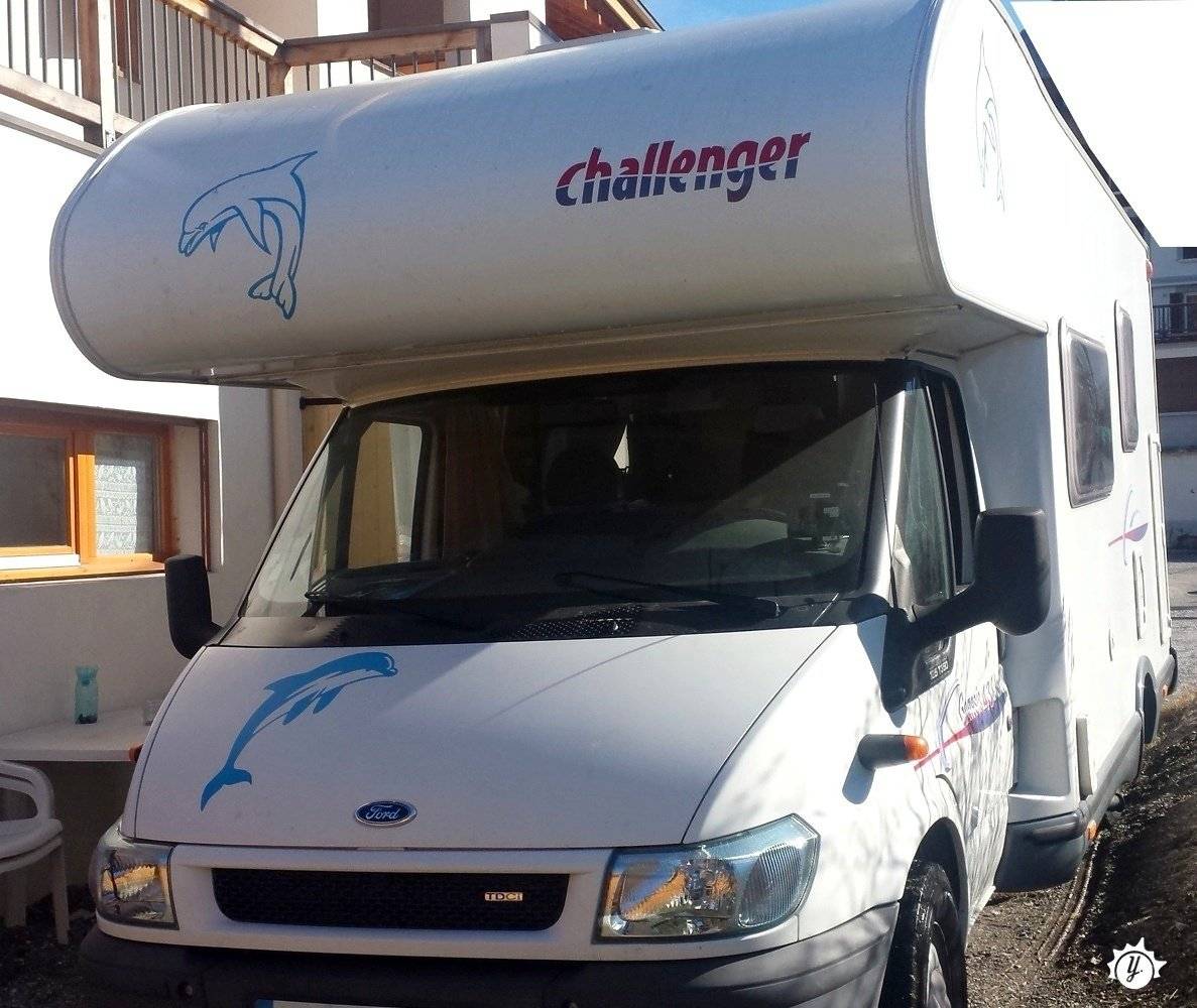 Vista frontale a ¾ Ford Transit 2,0 l 130 ch - Yescapa