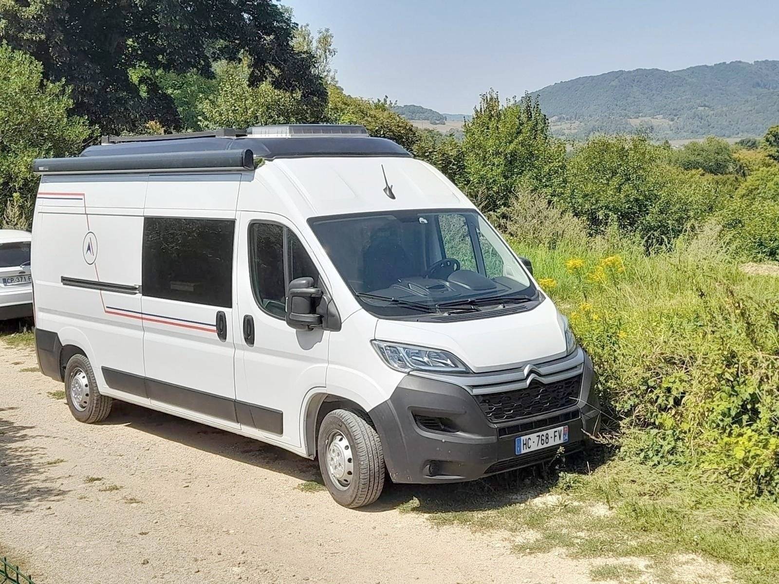 Vue avant de 3/4 Citroën Jumper 2,2 l Blue HDI 165 PS - Yescapa