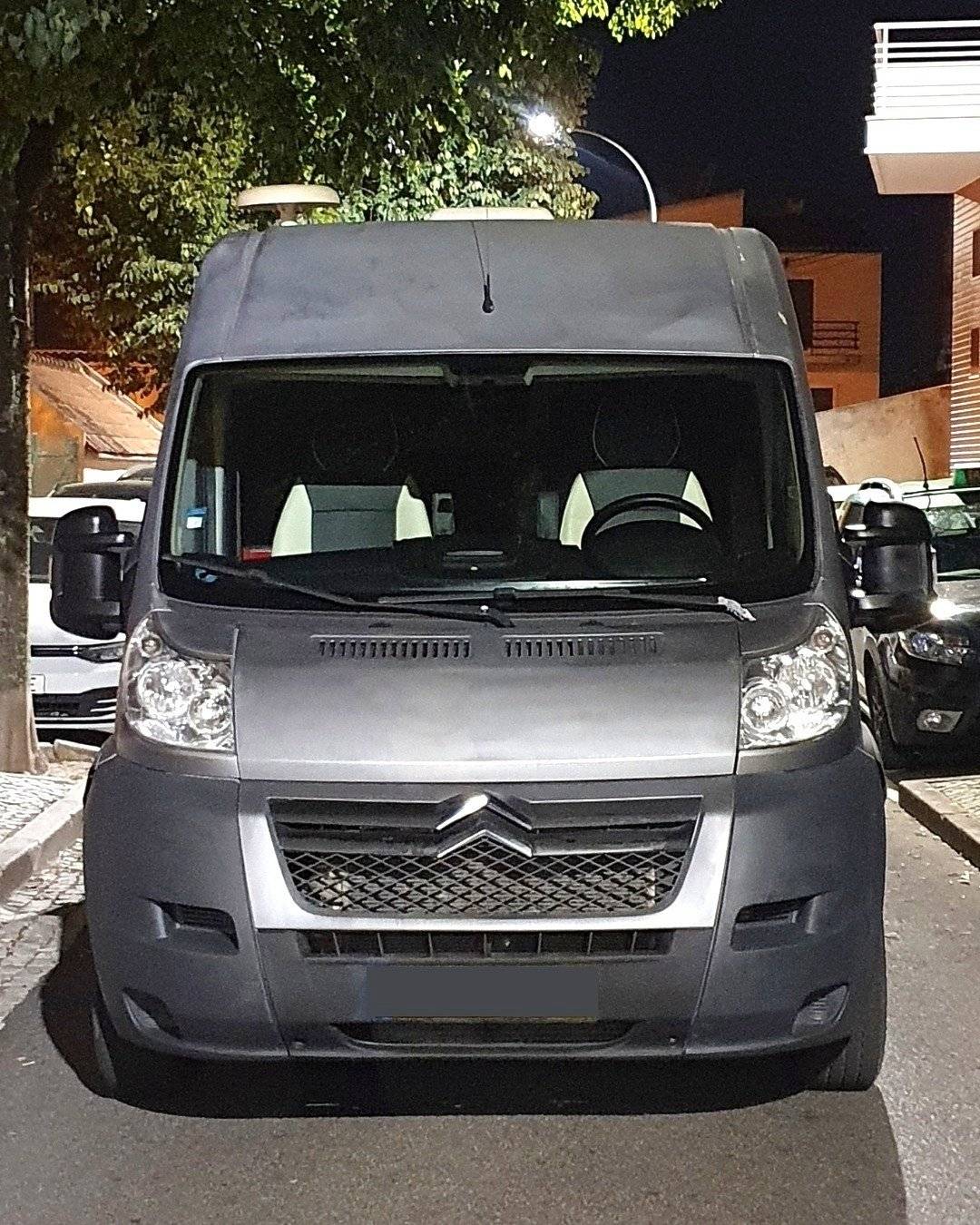 Front view from 3/4 Citroën Jumper 2.2HDI 150CV - Yescapa