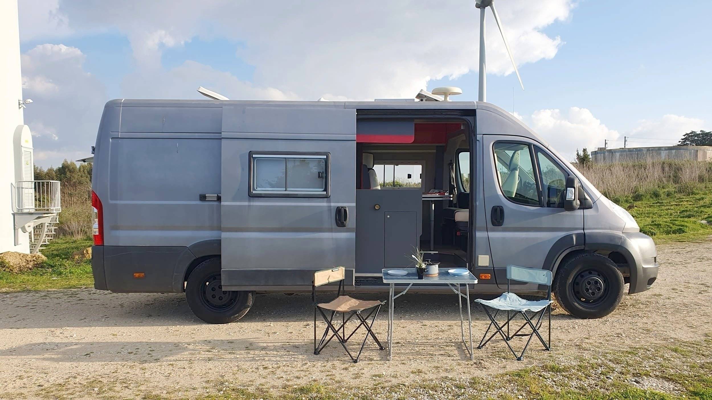Vue avant de 3/4 Citroën Jumper 2.2HDI 150CV - Yescapa