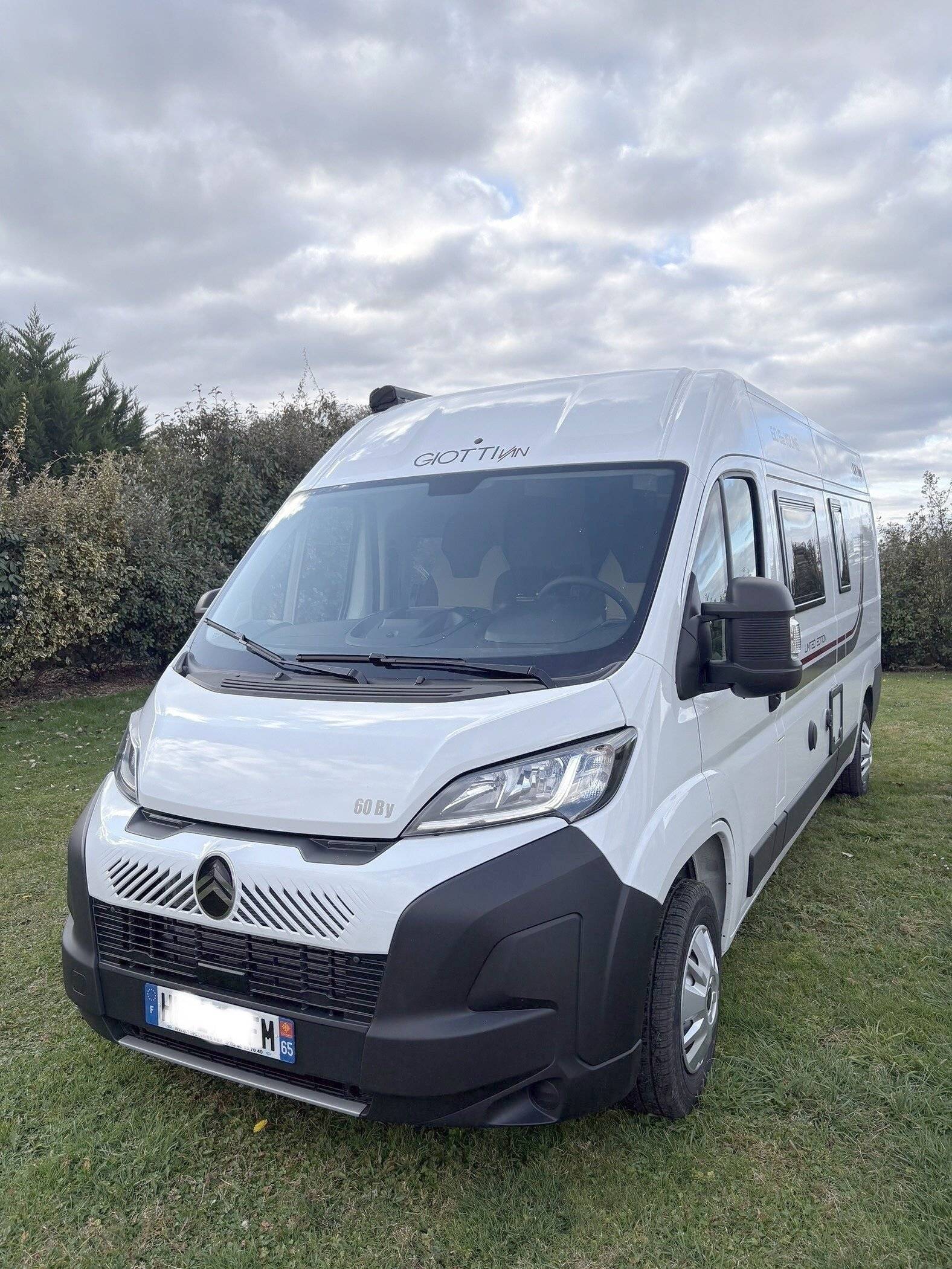 Front view from 3/4 Citroën 2.2L 140CV - Yescapa