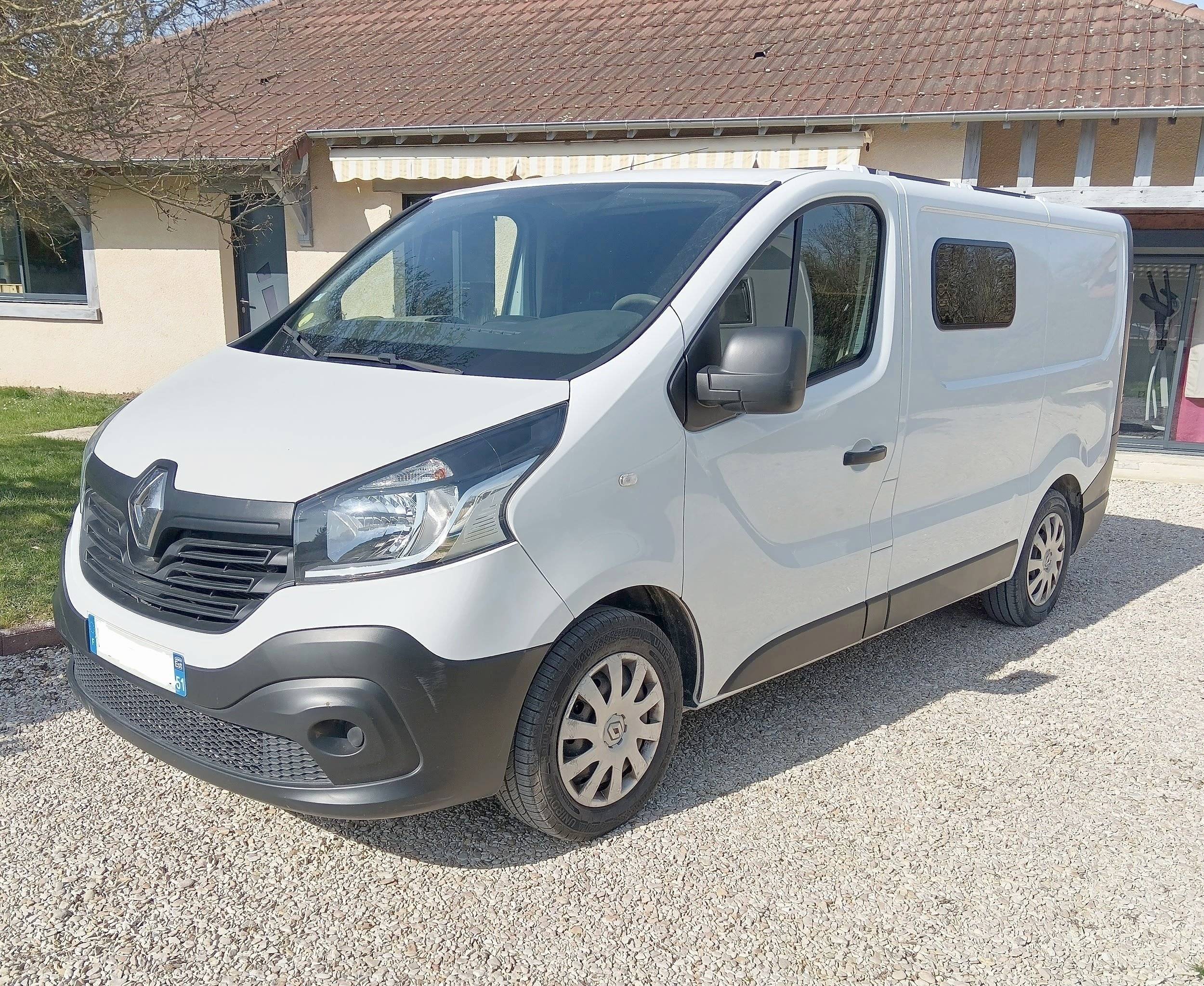 Front view from 3/4 Renault Trafic 1,6 l 120 ch - Yescapa