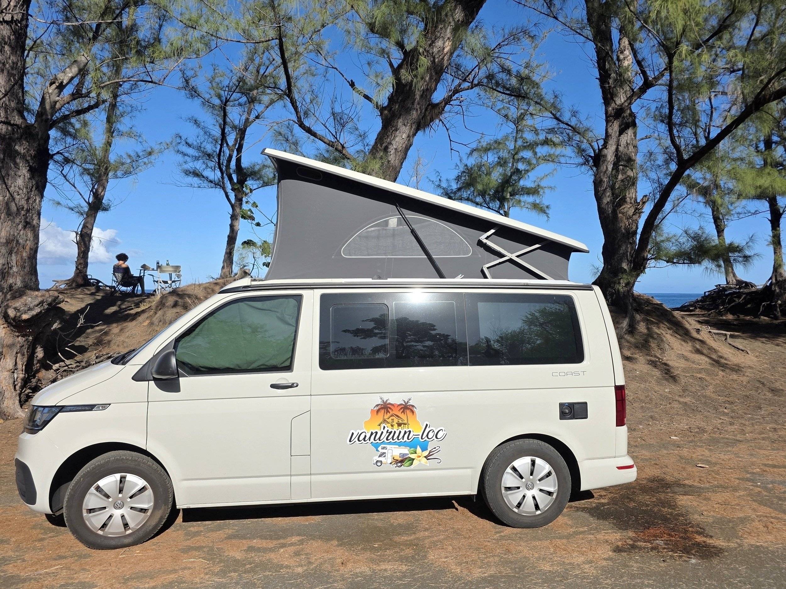 schräge Vorderansicht Volkswagen T6 California Coast - Yescapa