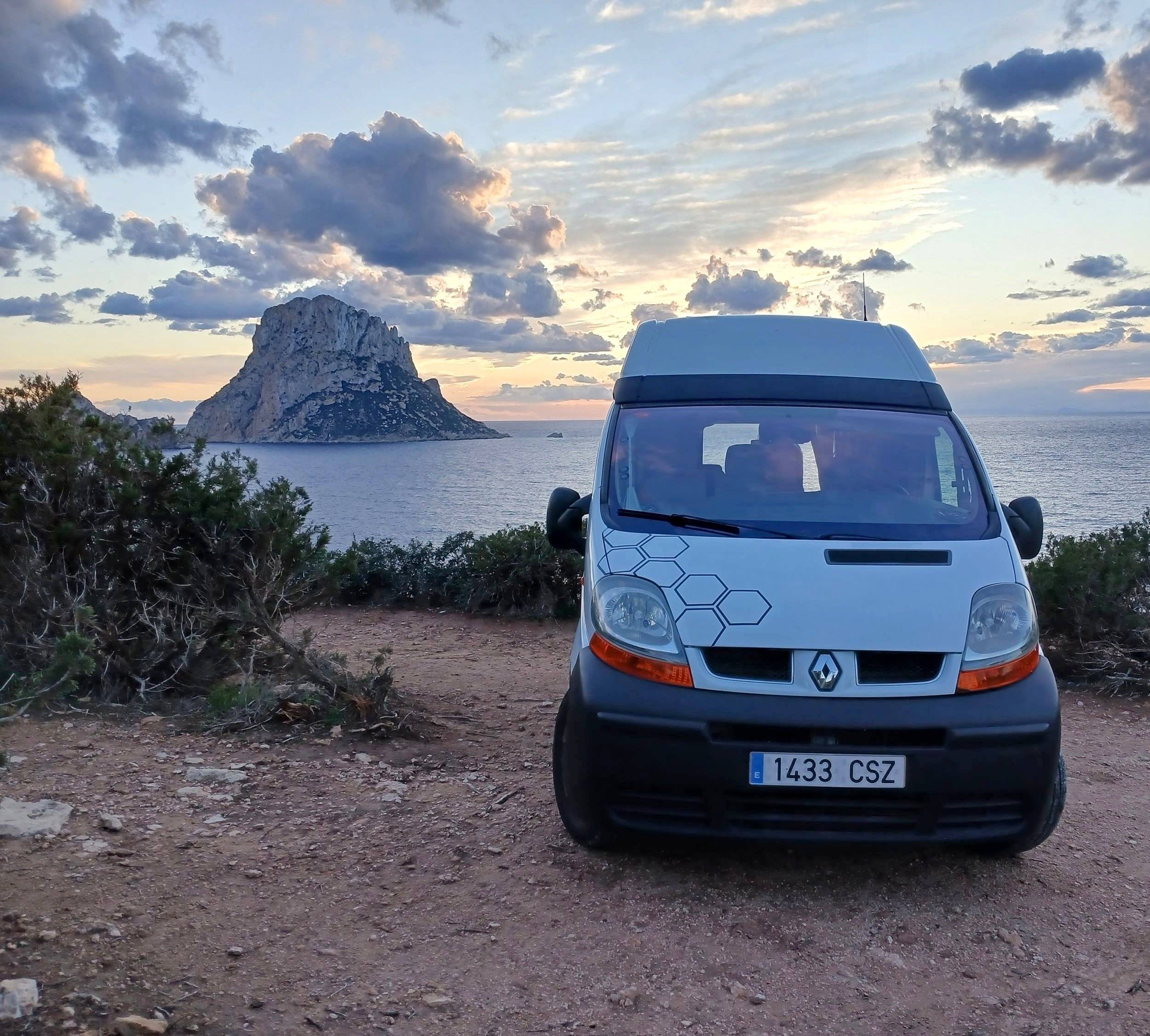 schräge Vorderansicht Renault Renault Trafic II - Yescapa