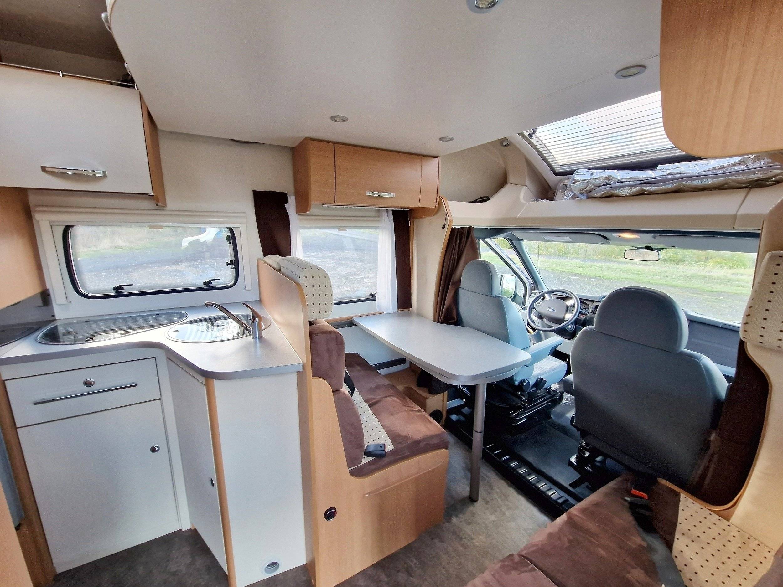 Dinette Ford Transit 2,2 l 140 ch - Yescapa