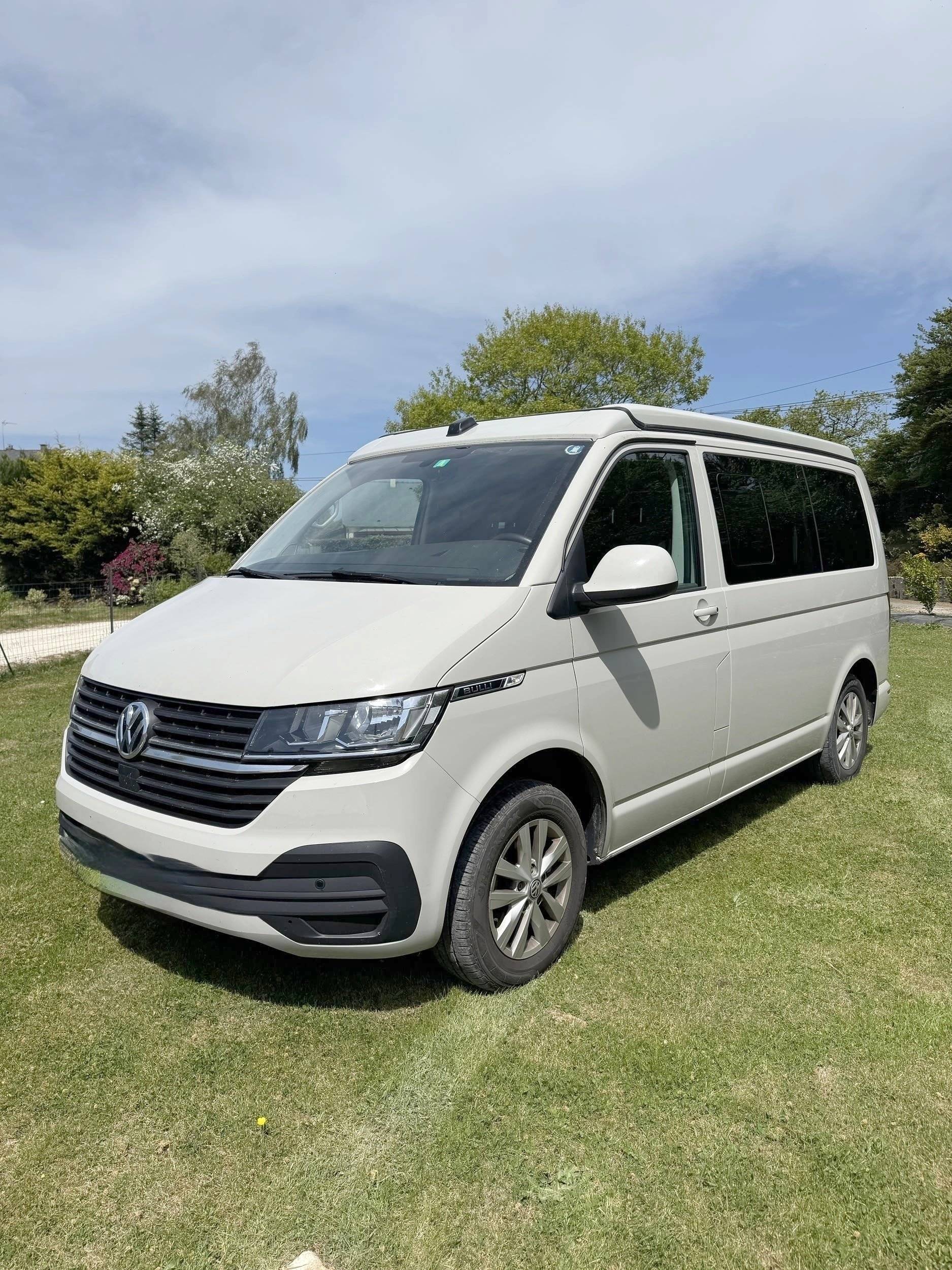Vista del vehículo ángulo delantero Volkswagen T6 2,0 l 150 ch - Yescapa