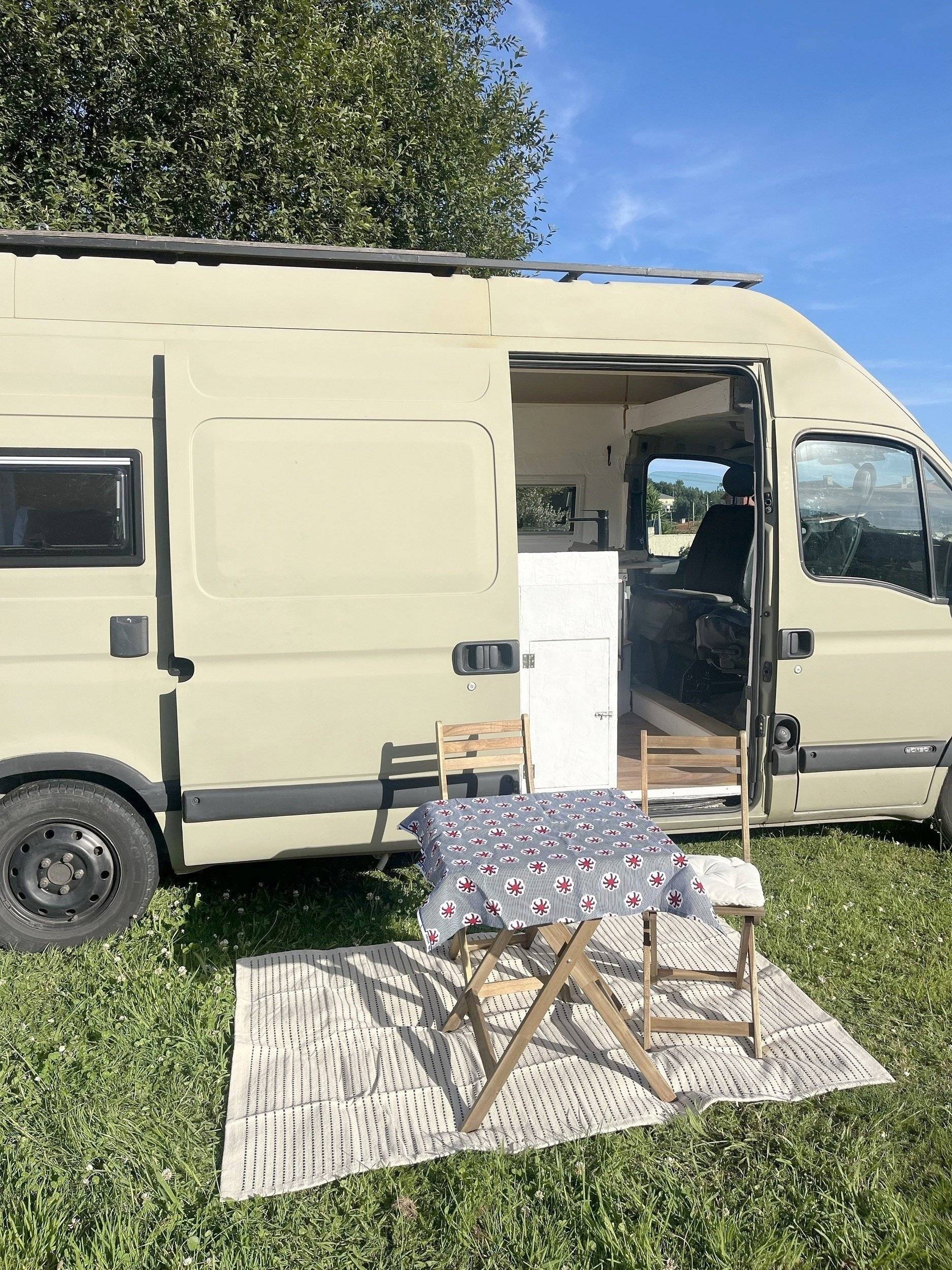 Vista frontale a ¾ Renault Master 2,5 l dCi 150 ch. - Yescapa