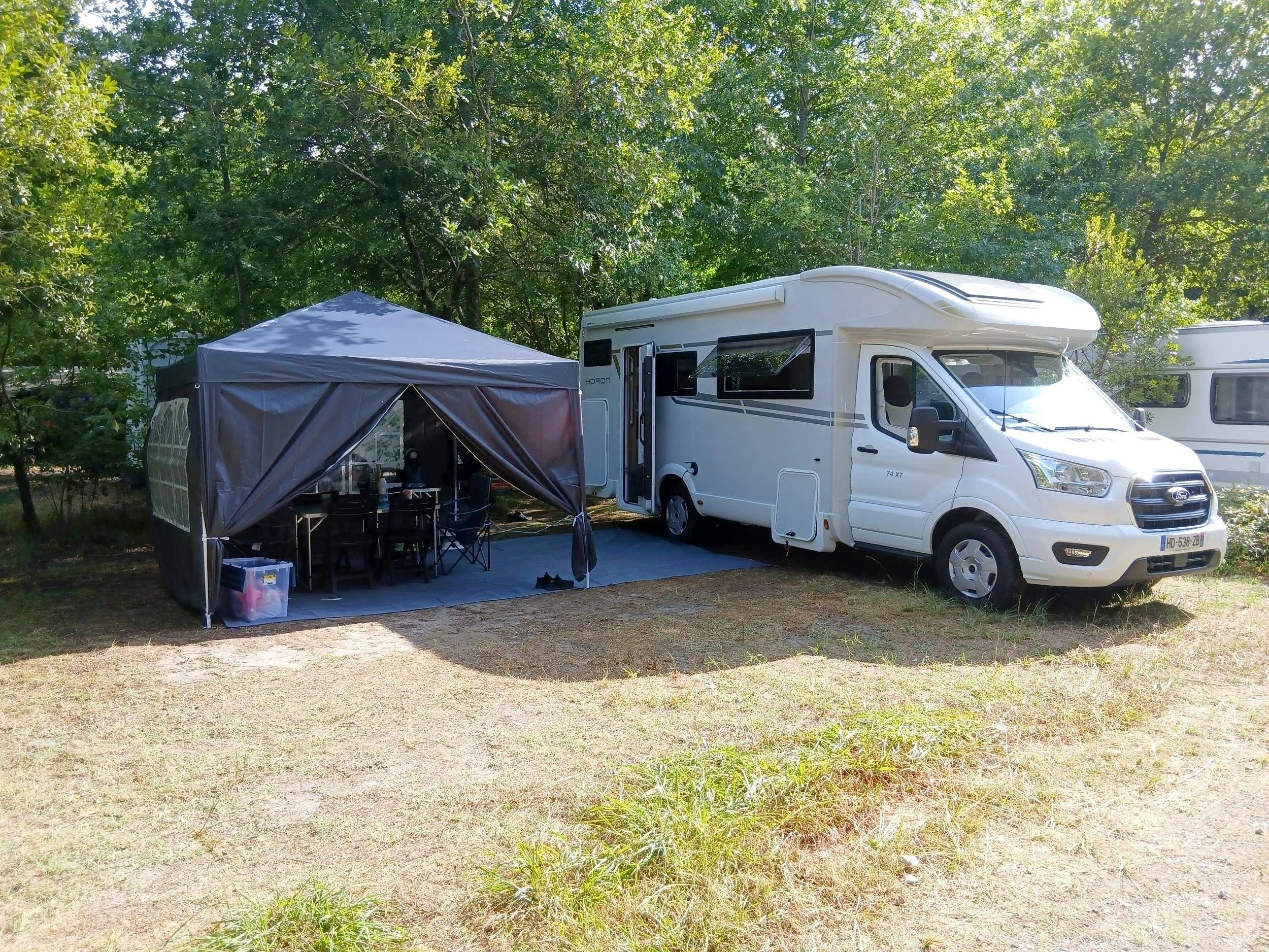 schräge Vorderansicht Ford Ford 165 CV - Yescapa