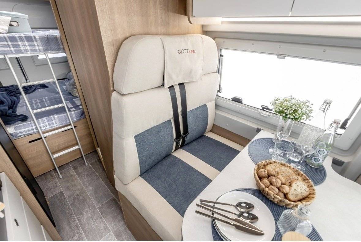 Dining Area Citroën 2.2L 140CV - Yescapa