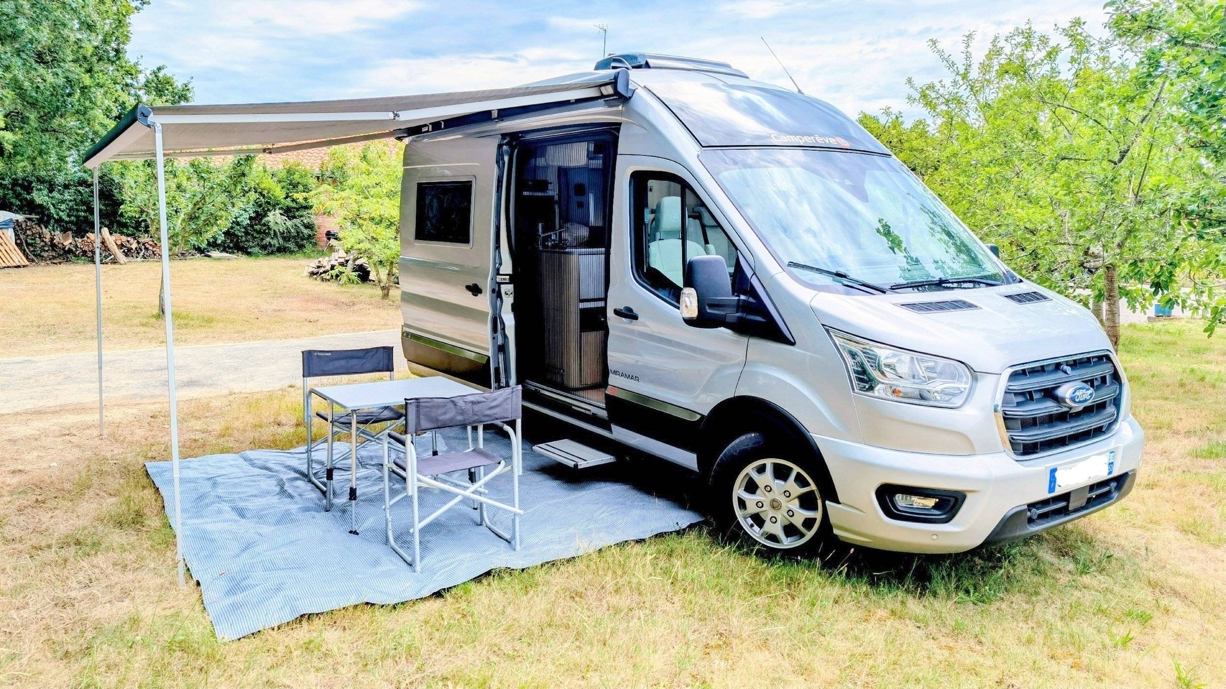 Vista frontale a ¾ Ford Transit 170ch - Yescapa