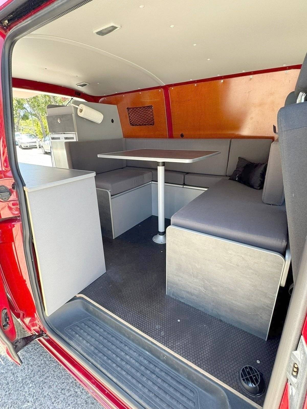 Dining Area Volkswagen T5 1,9 l 86 ch - Yescapa