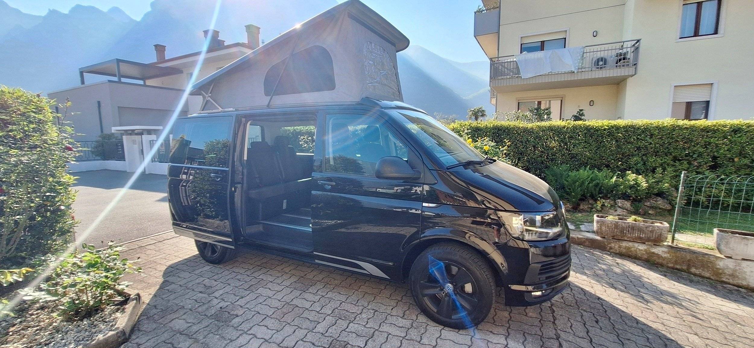 Vista frontale a ¾ Volkswagen Volkswagen T6 Multivan 150CV - Yescapa