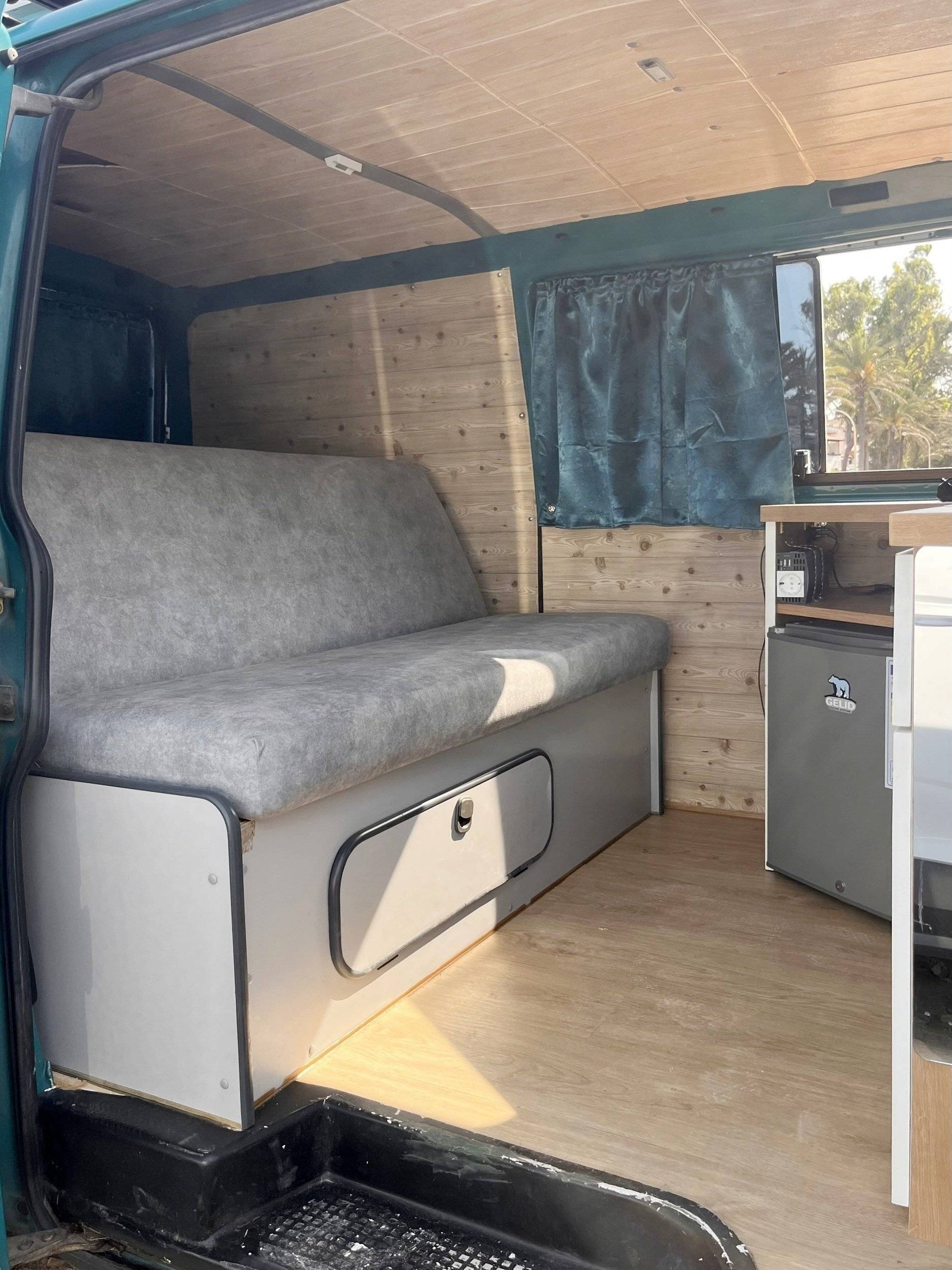 Volkswagen Transporter T4 2.4D