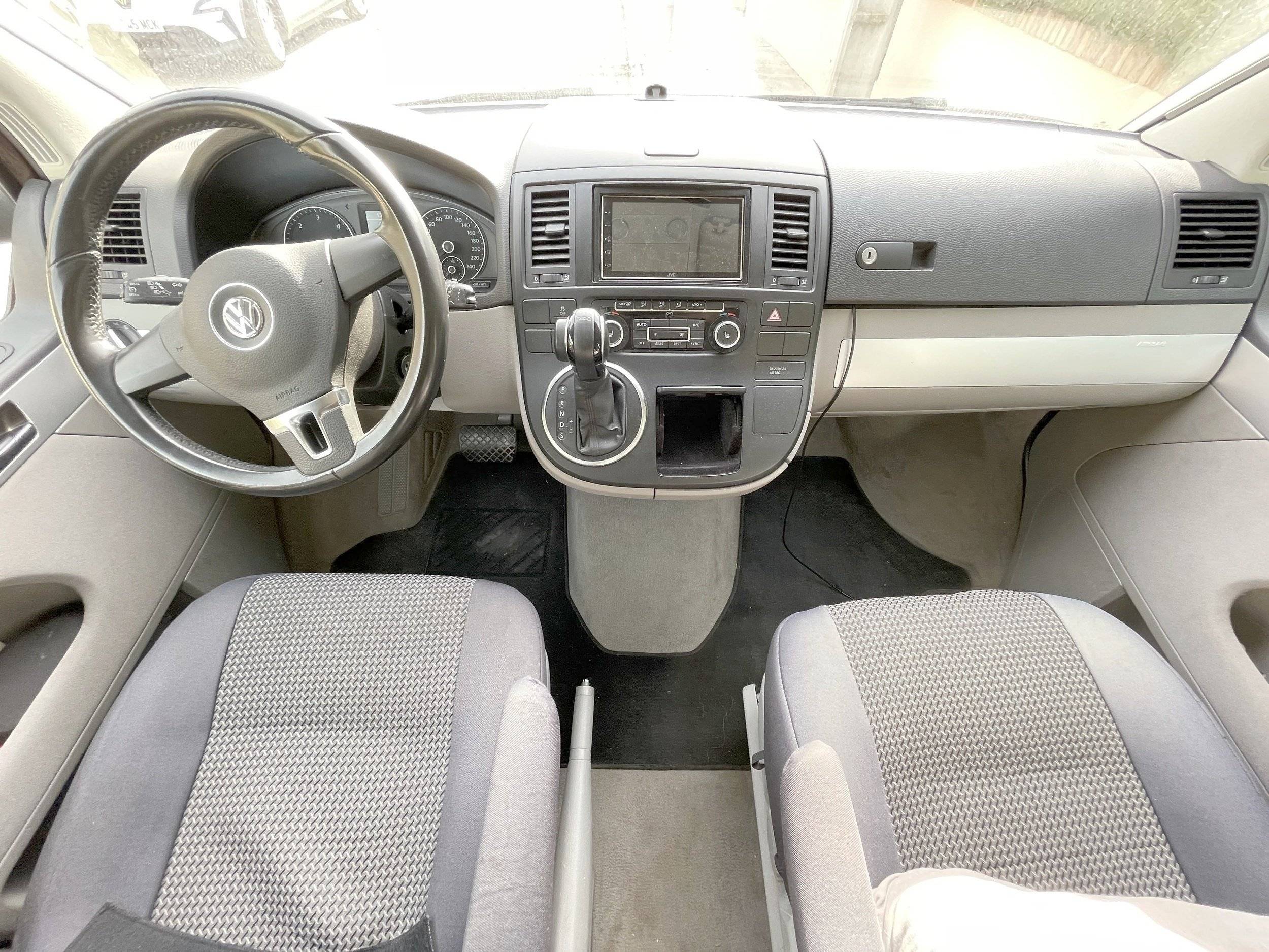 Fahrerbereich Volkswagen T5 2 l 140 ch - Yescapa