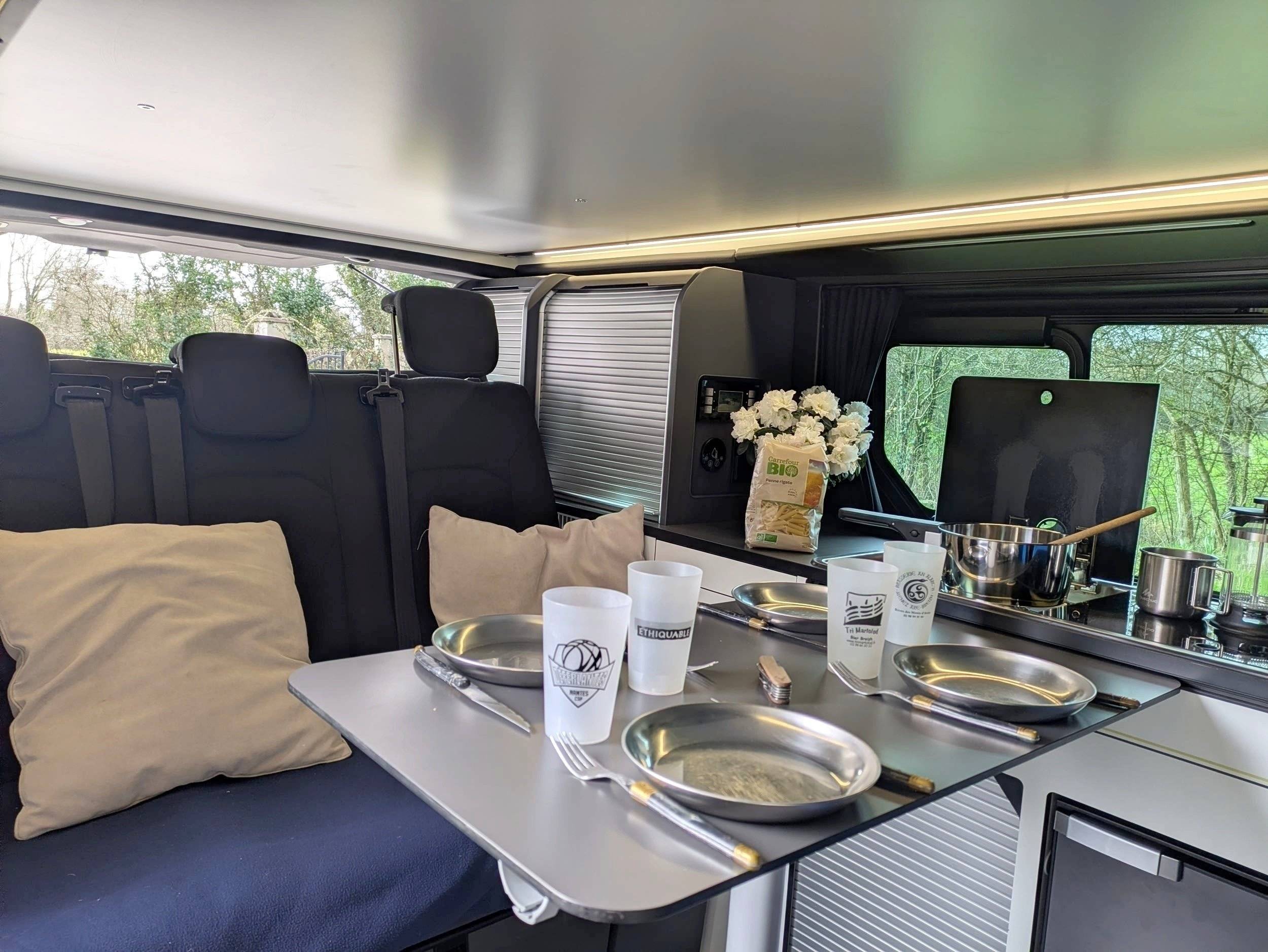 Coin repas Renault Renault Trafic III 2.0L DCI 130CV - Yescapa