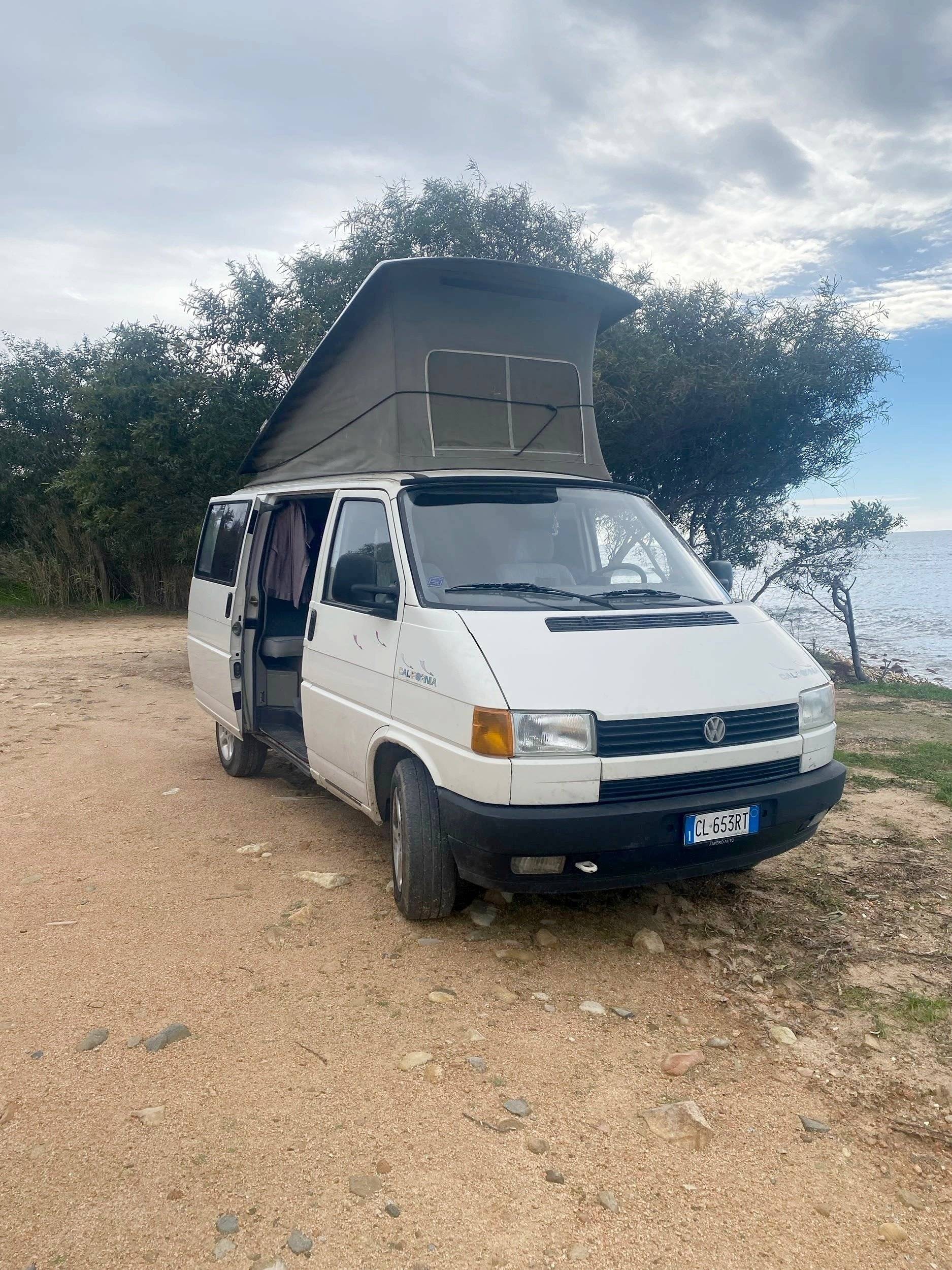 Front view from 3/4 Volkswagen T4 California - Yescapa