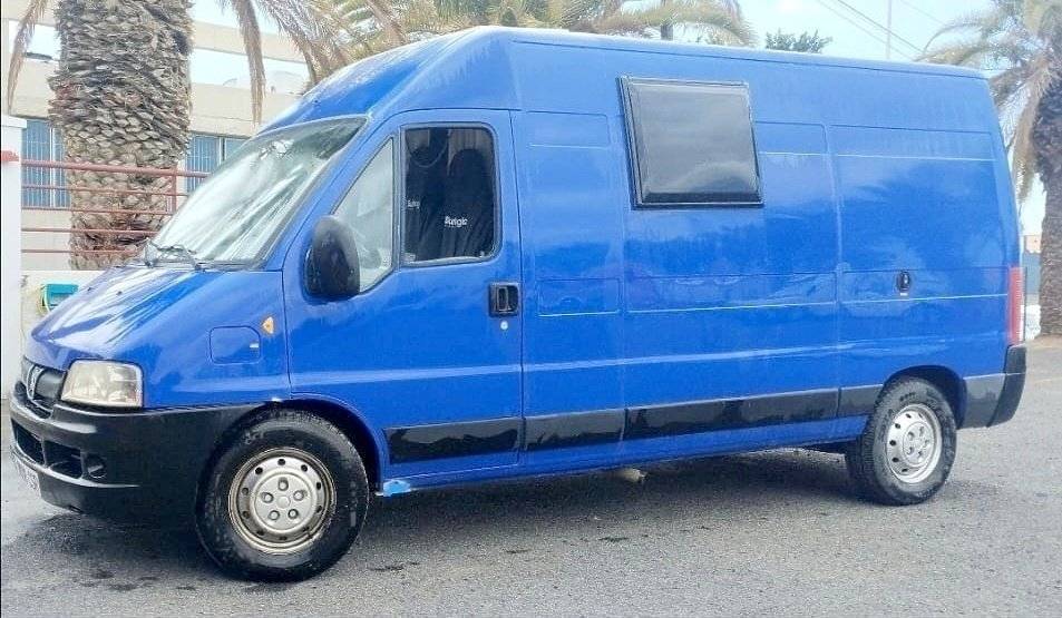 Front view from 3/4 Peugeot Boxer 2,8 HDI - Yescapa
