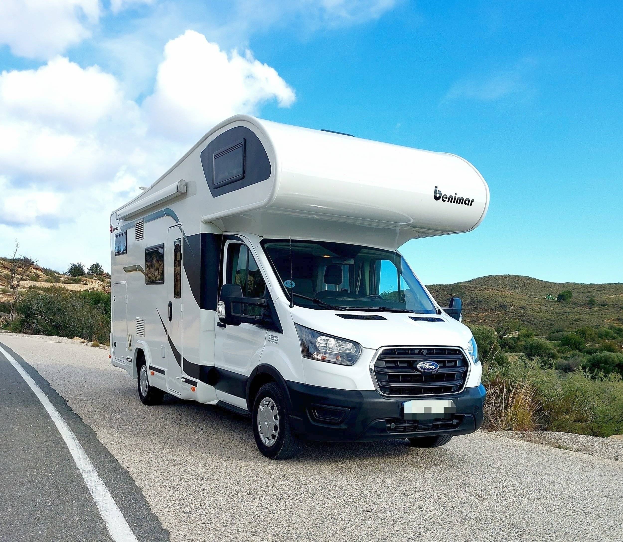 Vista frontale a ¾ Ford Transit 2,0 l 155 ch - Yescapa