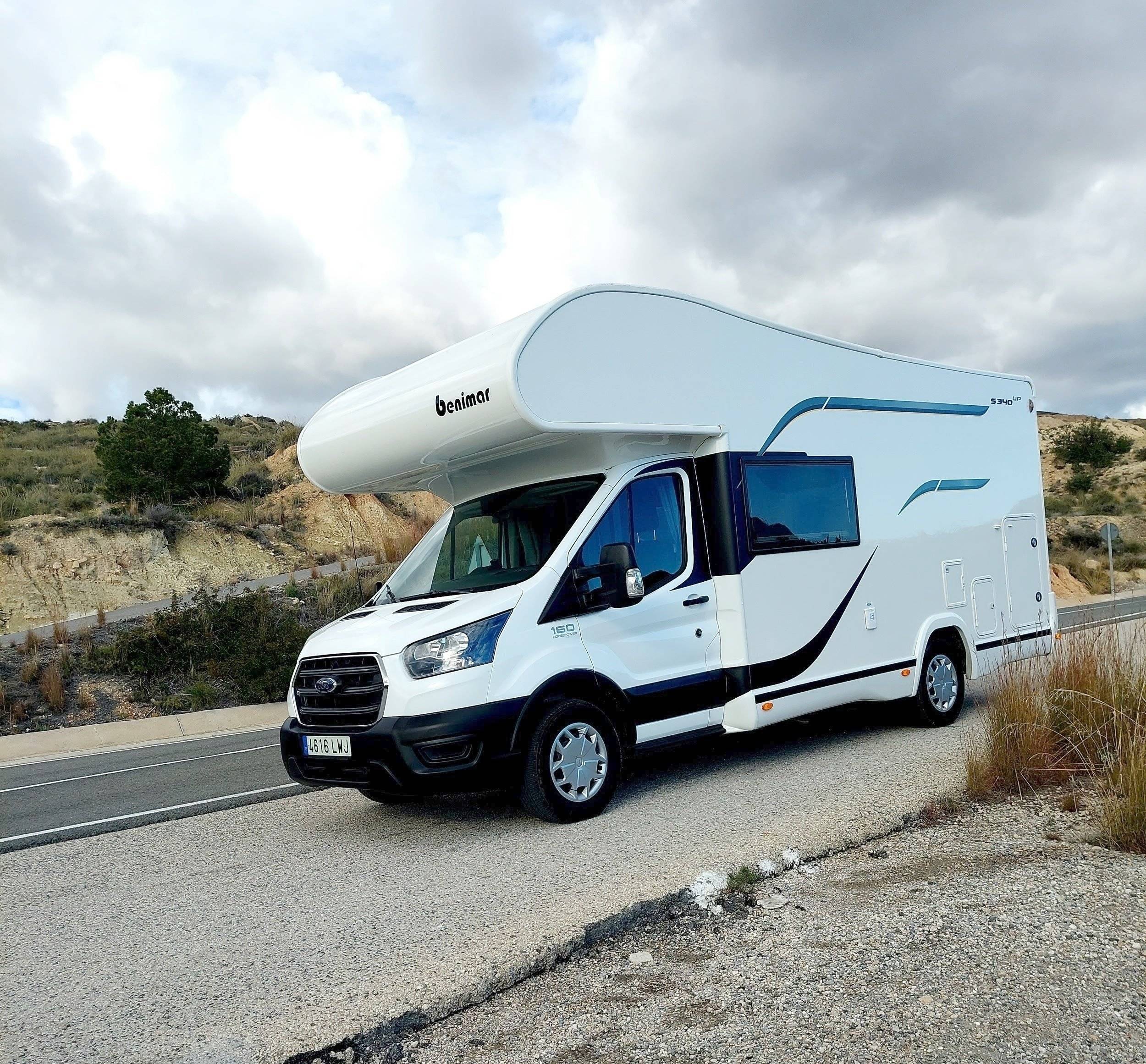 Vue avant de 3/4 Ford Transit 2,0 l 155 ch - Yescapa