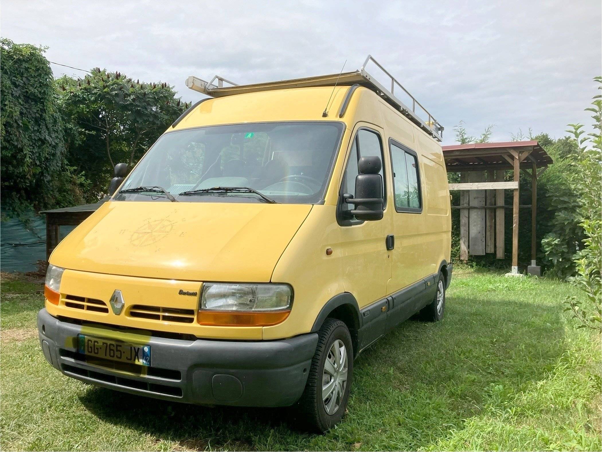 Vue avant de 3/4 Renault Master - Yescapa