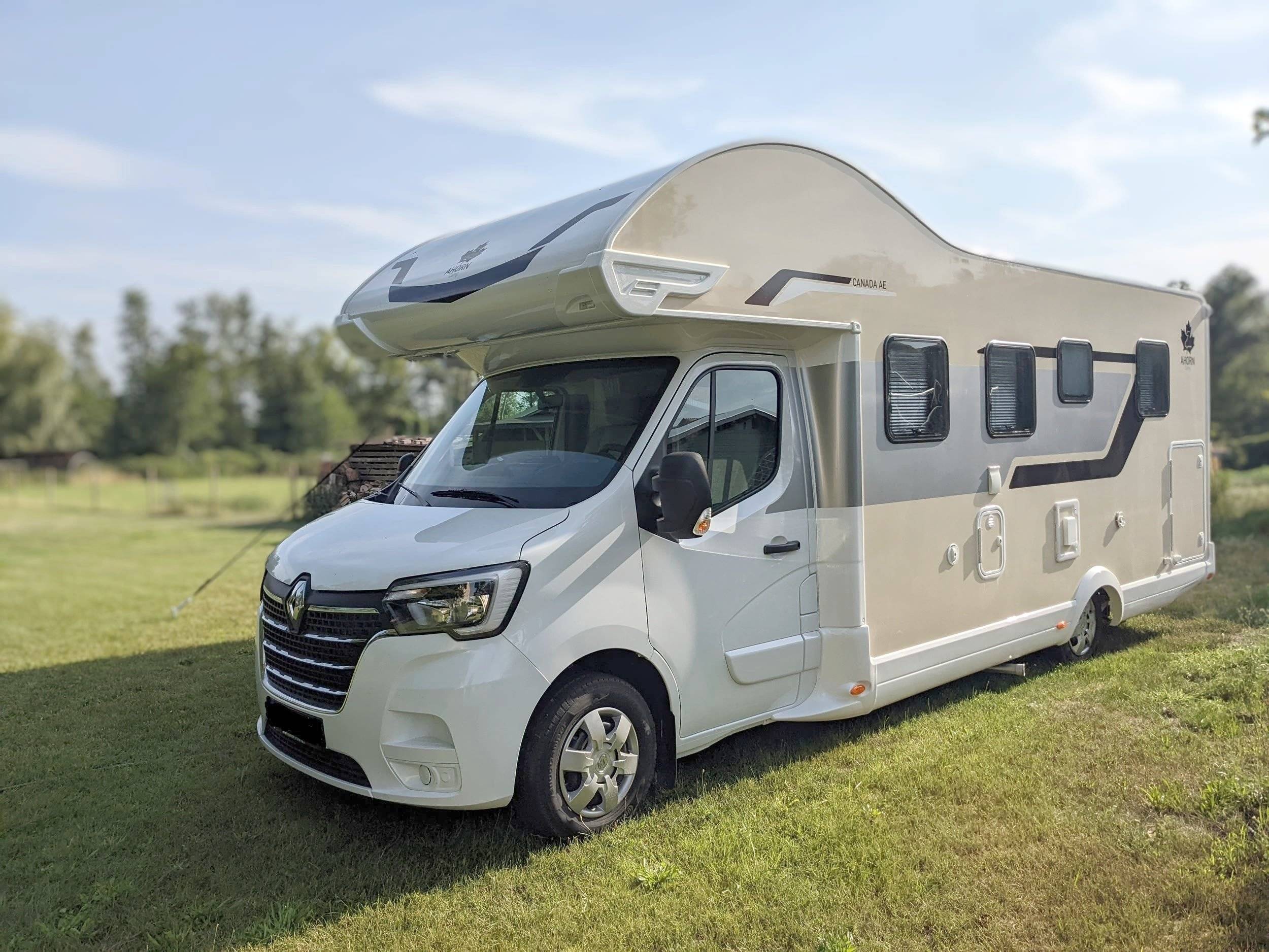 Vue avant de 3/4 Renault Ahorn Canada - Yescapa