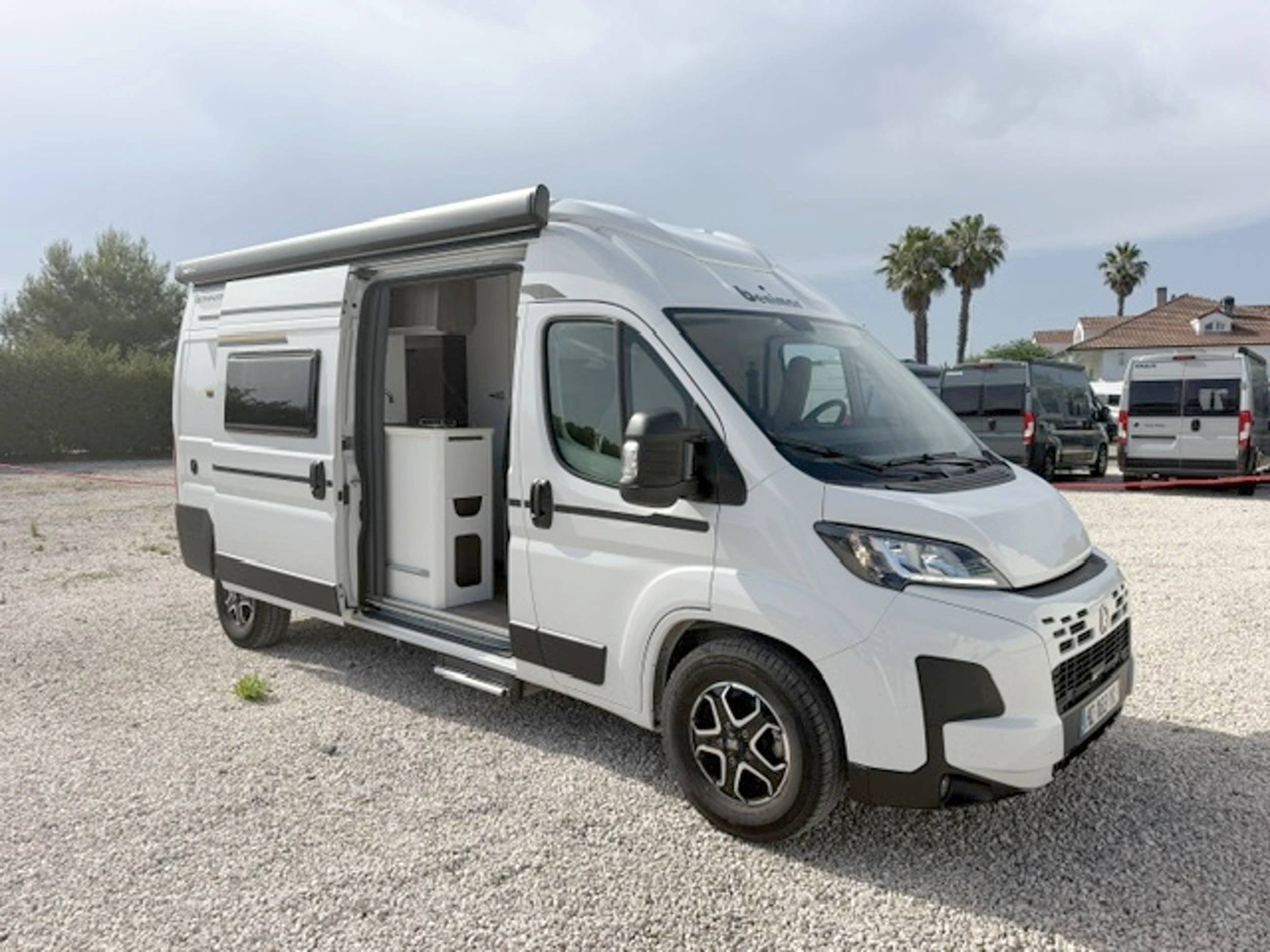 Front view from 3/4 Fiat - Yescapa