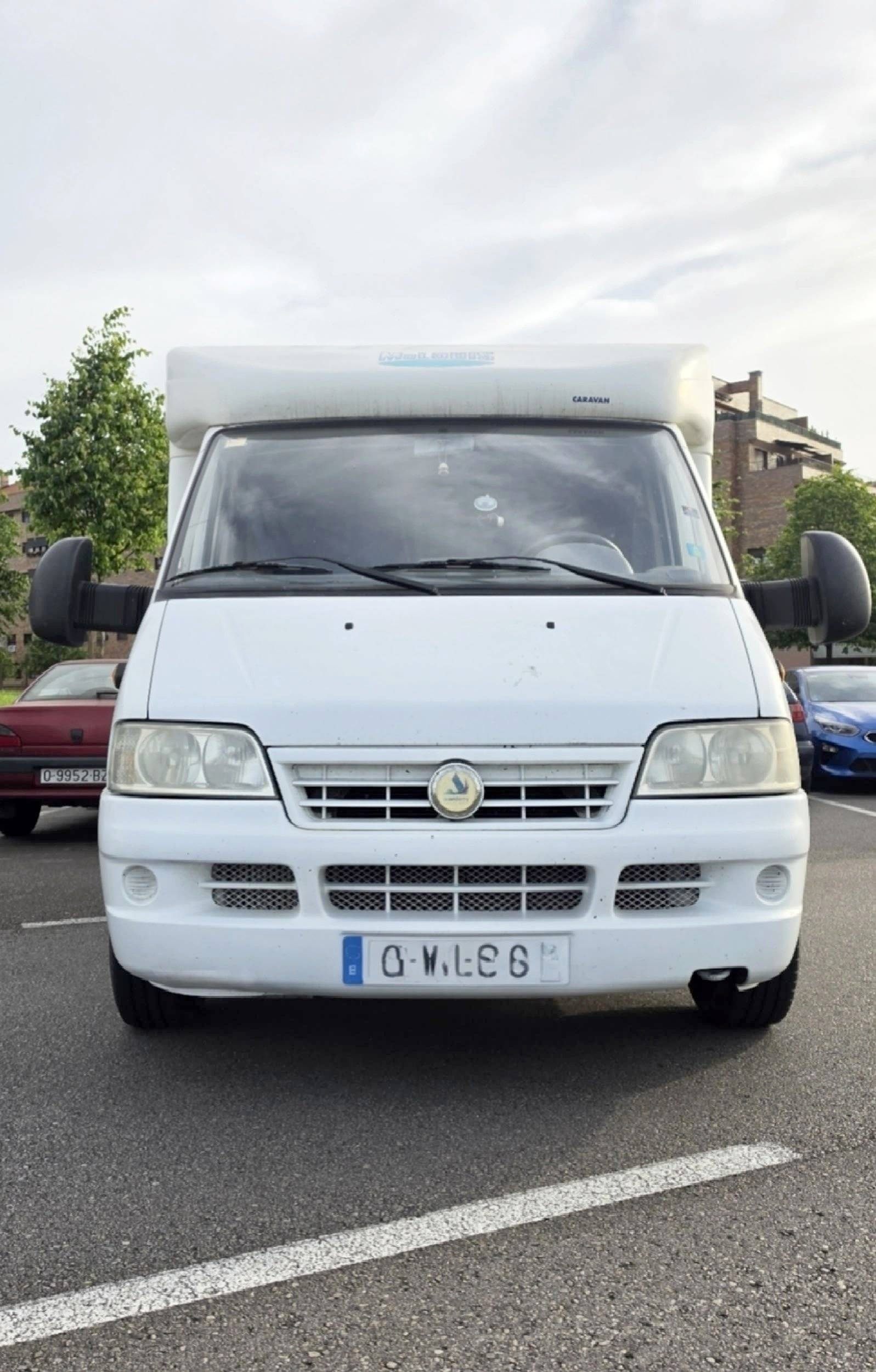 Vista de 3/4 Fiat sofim 2,8 130cv - Yescapa