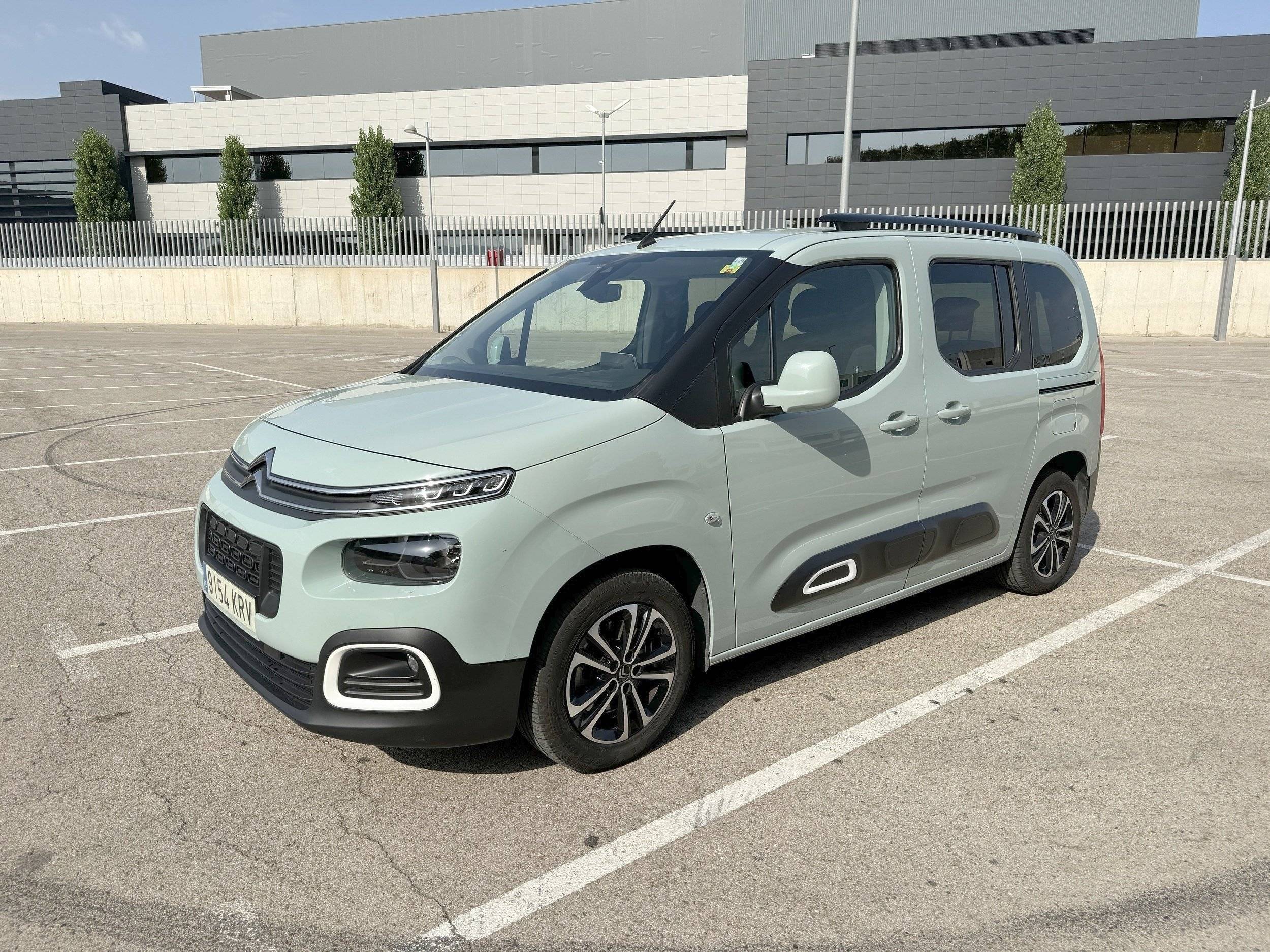 Front view from 3/4 Citroën Nuevo Berlingo Talla M BlueHDI 130 CV - Yescapa