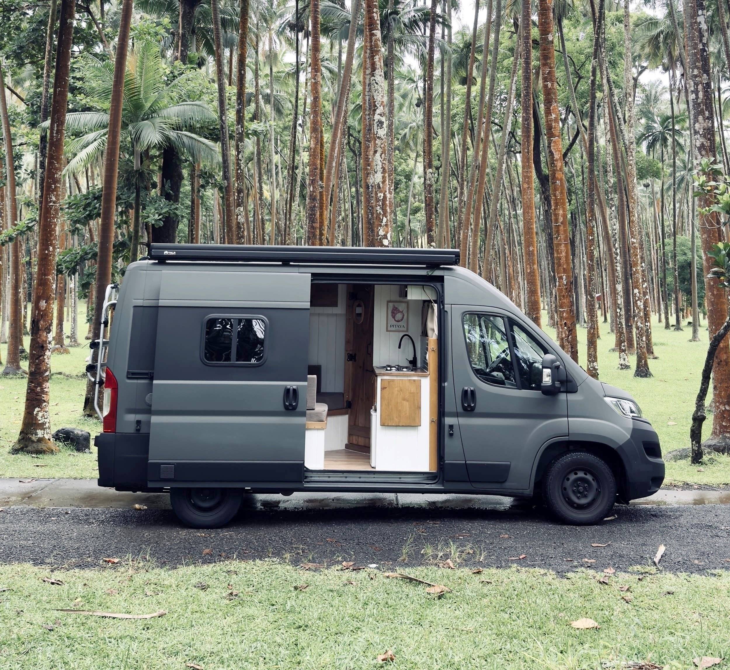 Vista frontale a ¾ Citroën Jumper 2,2 BlueHDI 140CV - Yescapa